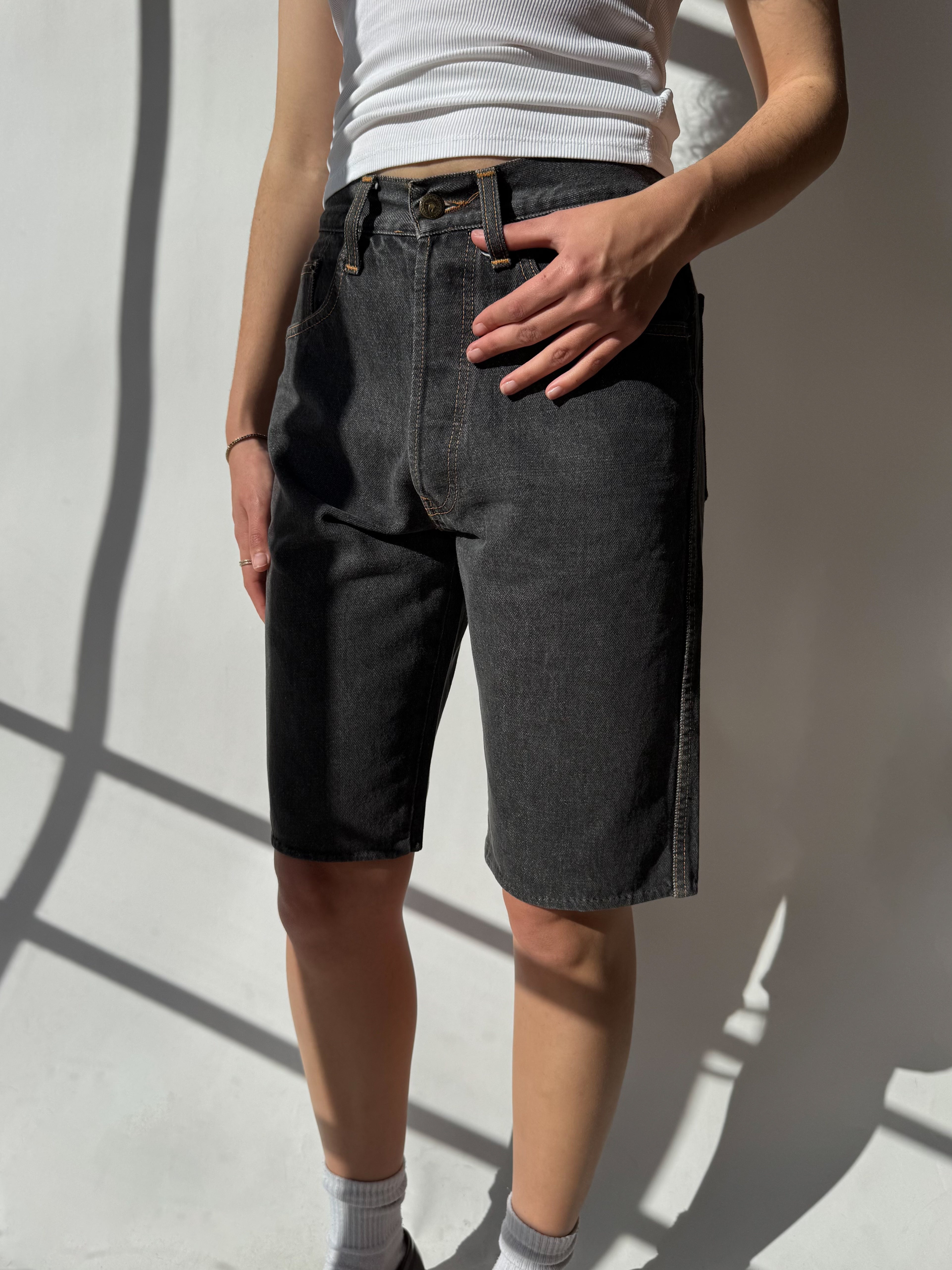 ג׳ינס קצר בגזרה גבוהה Moschino (36)