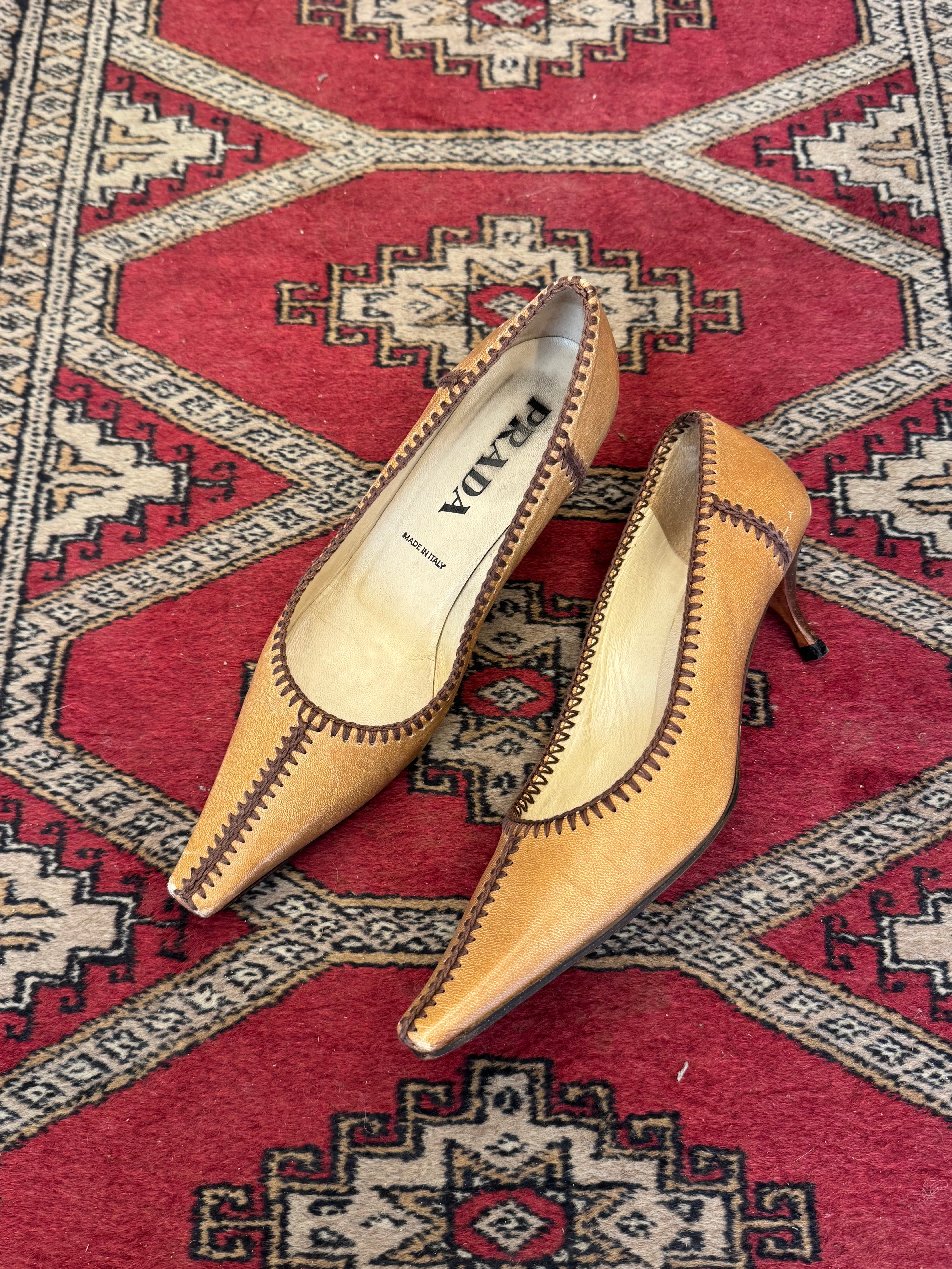 נעלי עקב מעור בשילוב תיפורים Prada (37)