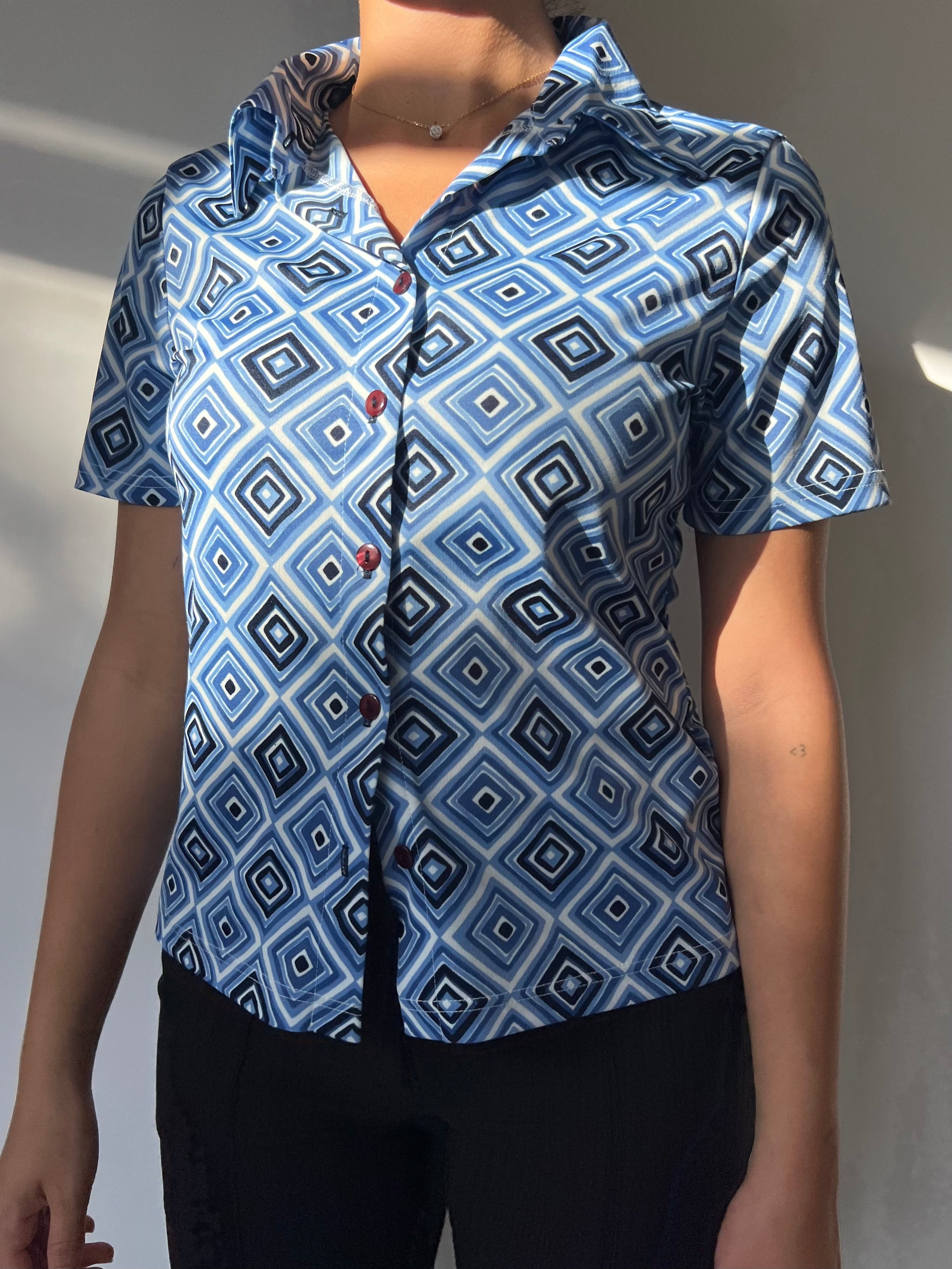 חולצה מכופתרת עם הדפס מעויינים (M)