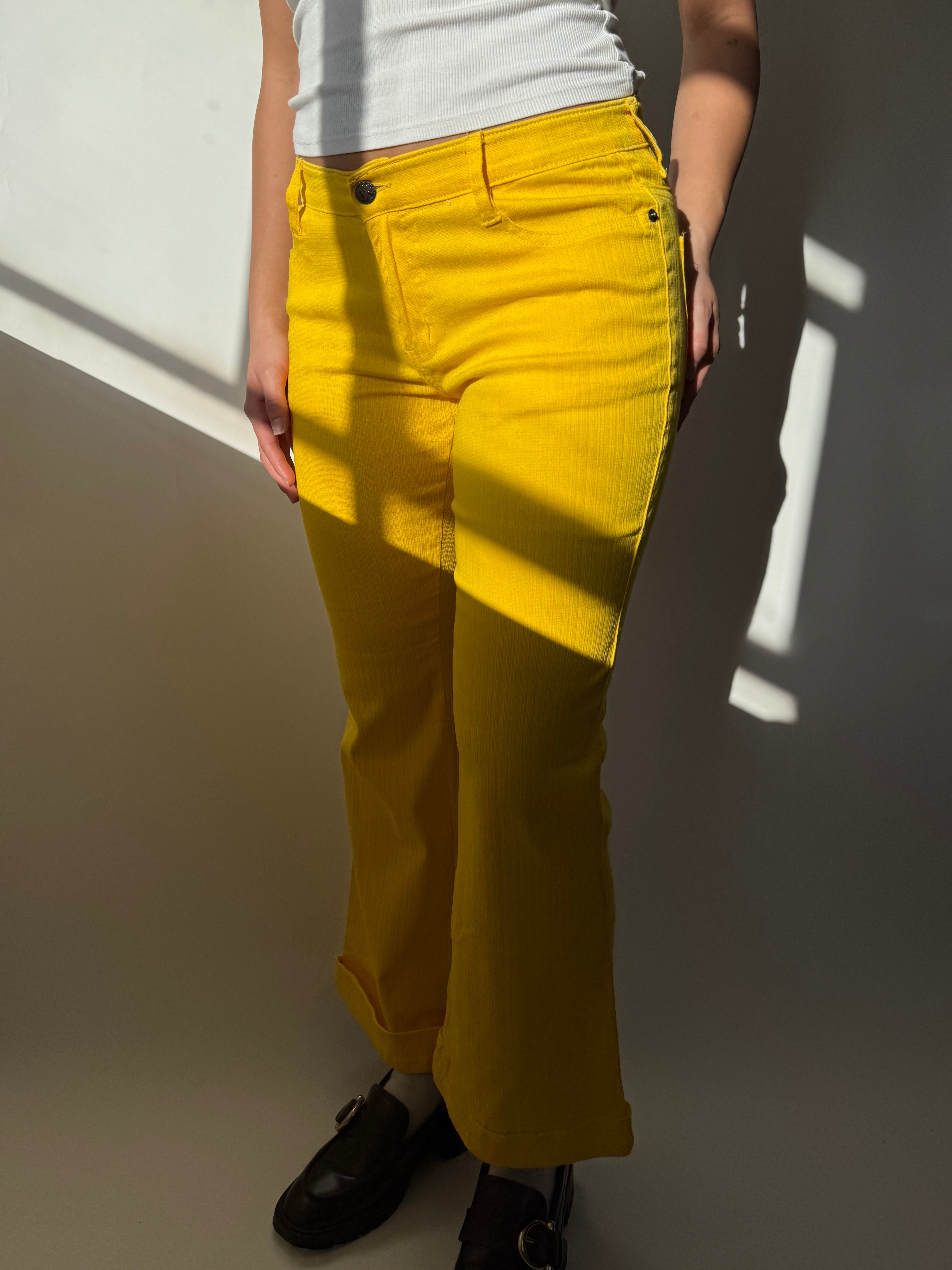 מכנסיים צהובים עם טקסטורת פסים (38)