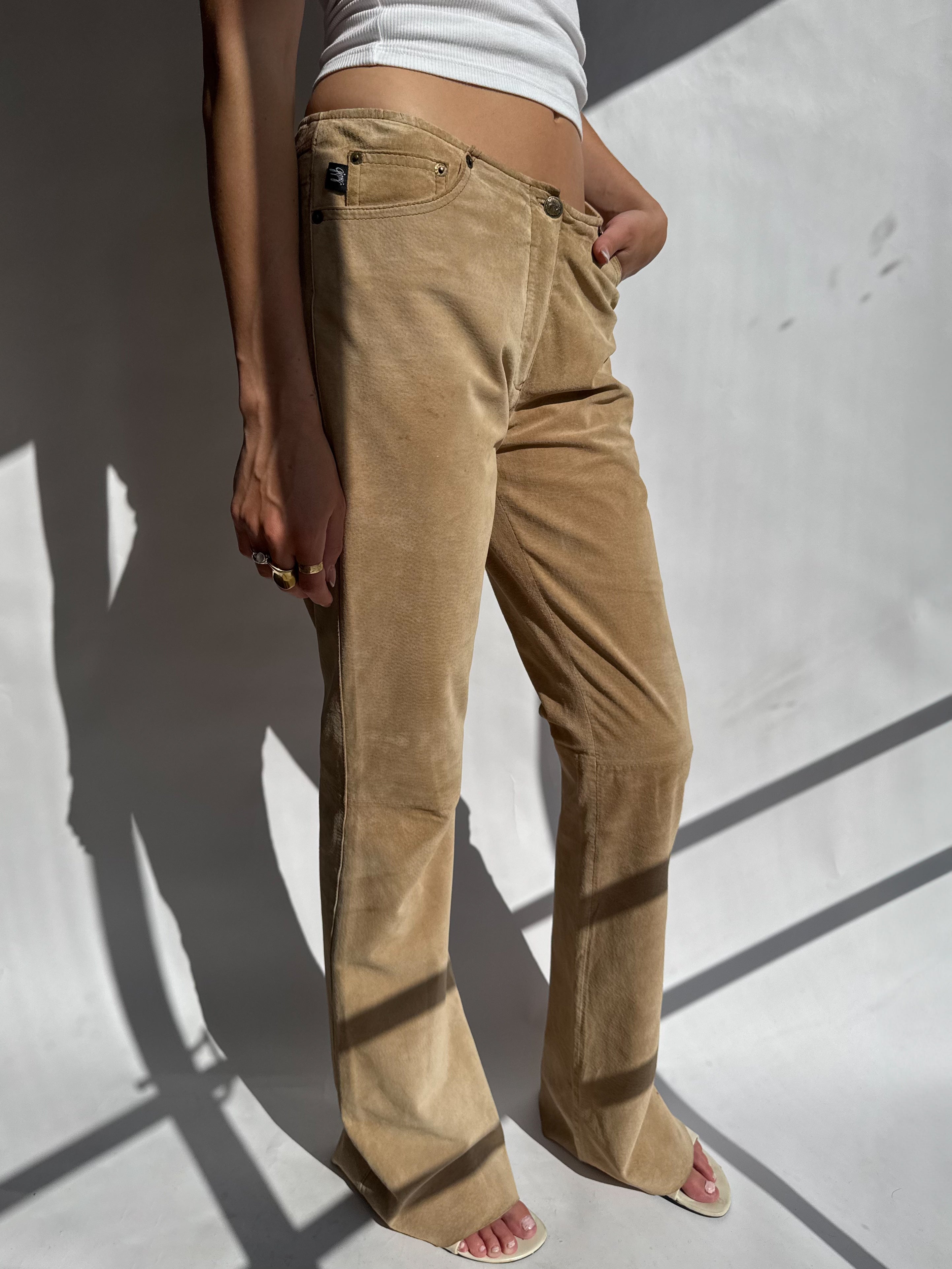 מכנסי זמש בגזרה מתרחבת (36-38)