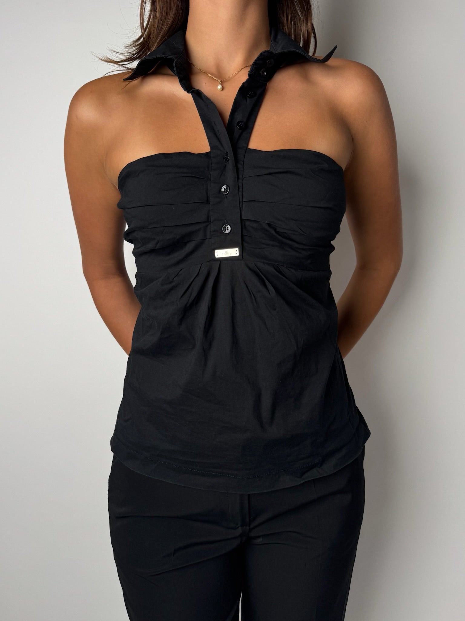 גופיית צווארון שחורה (M)