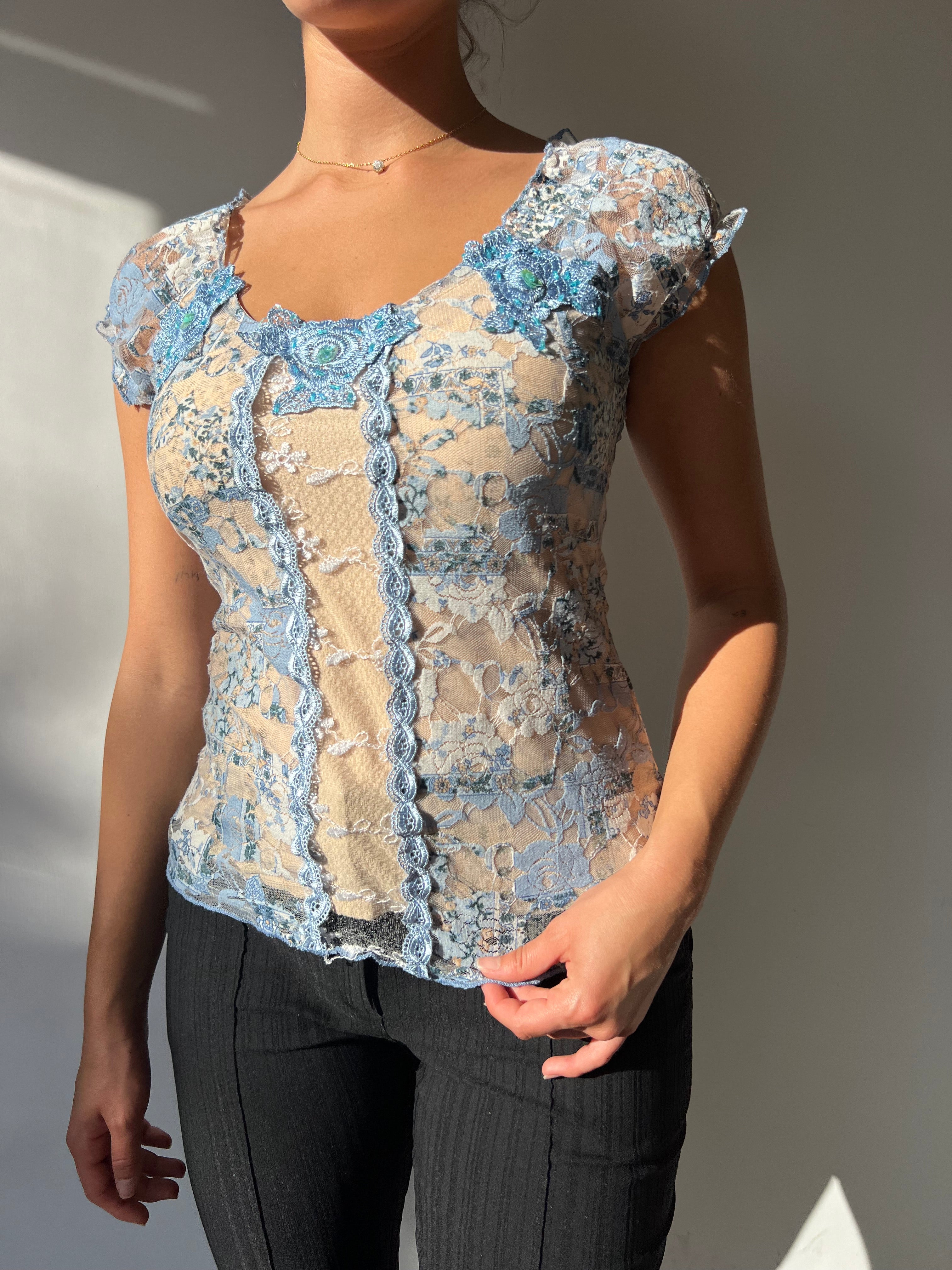 חולצת תחרה בשילוב רקמה (L)