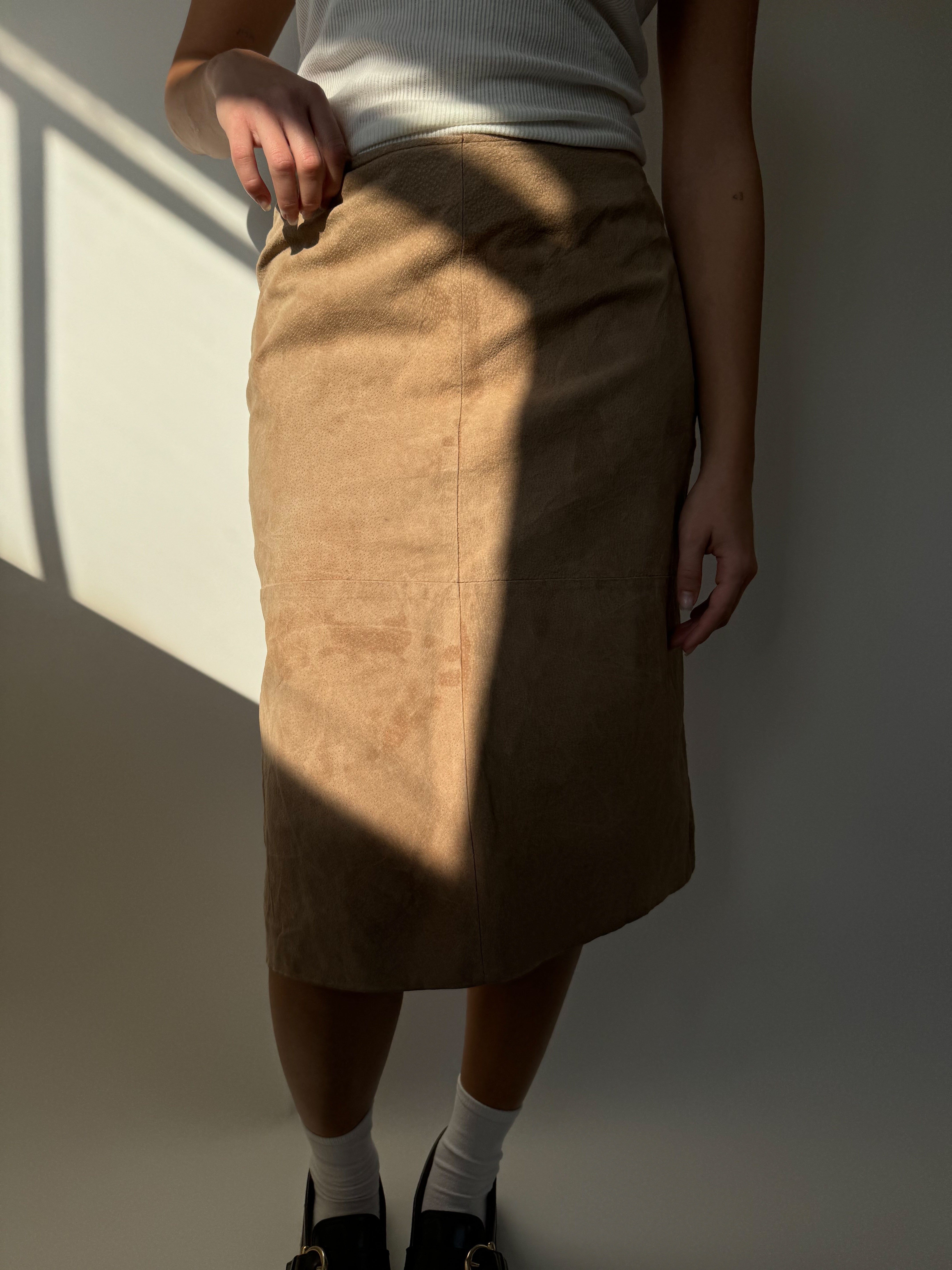 חצאית מידי זמש בצבע בז׳ (38)