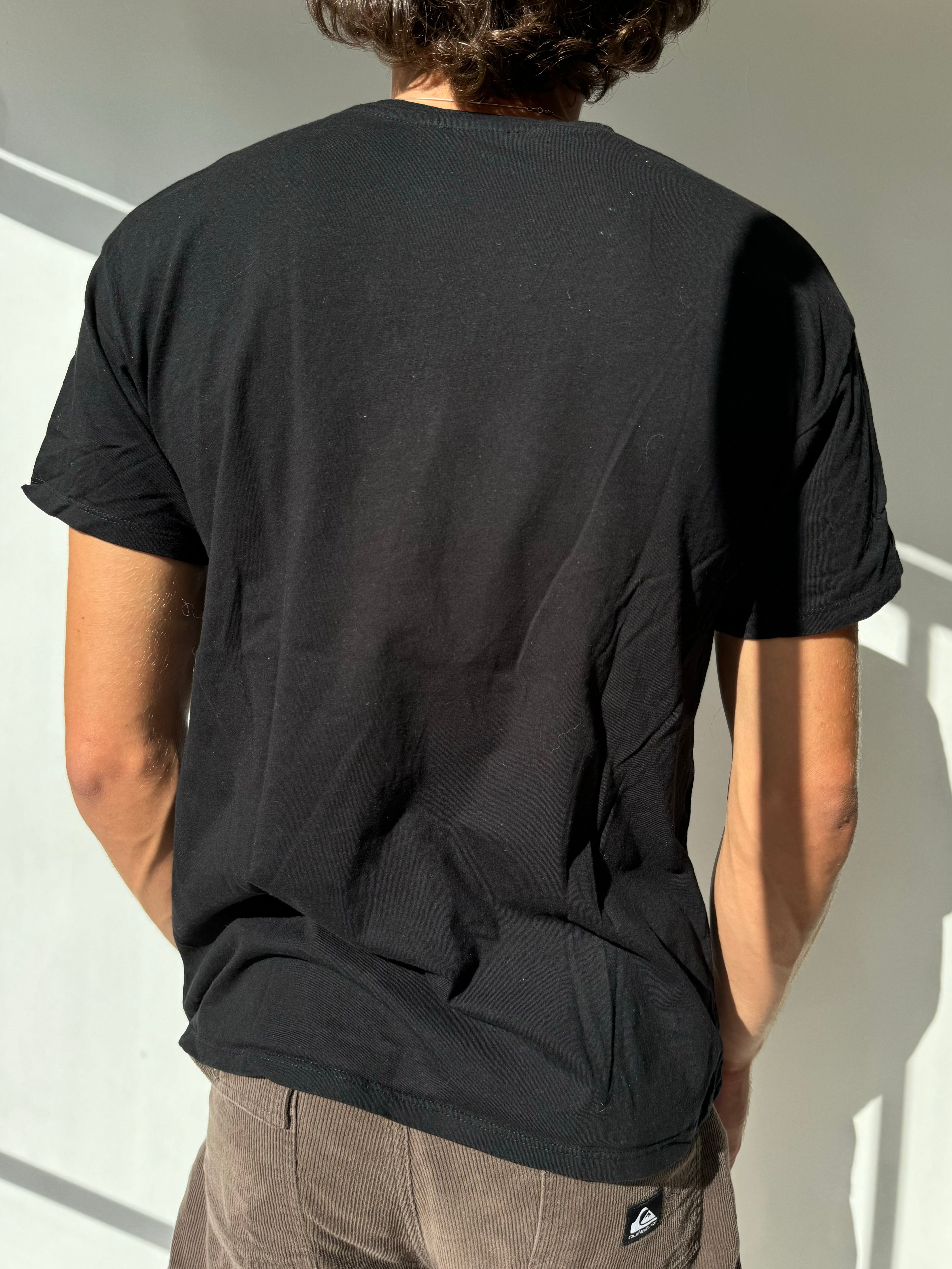 טי שרט שחורה עם הדפס של נארוטו (S)