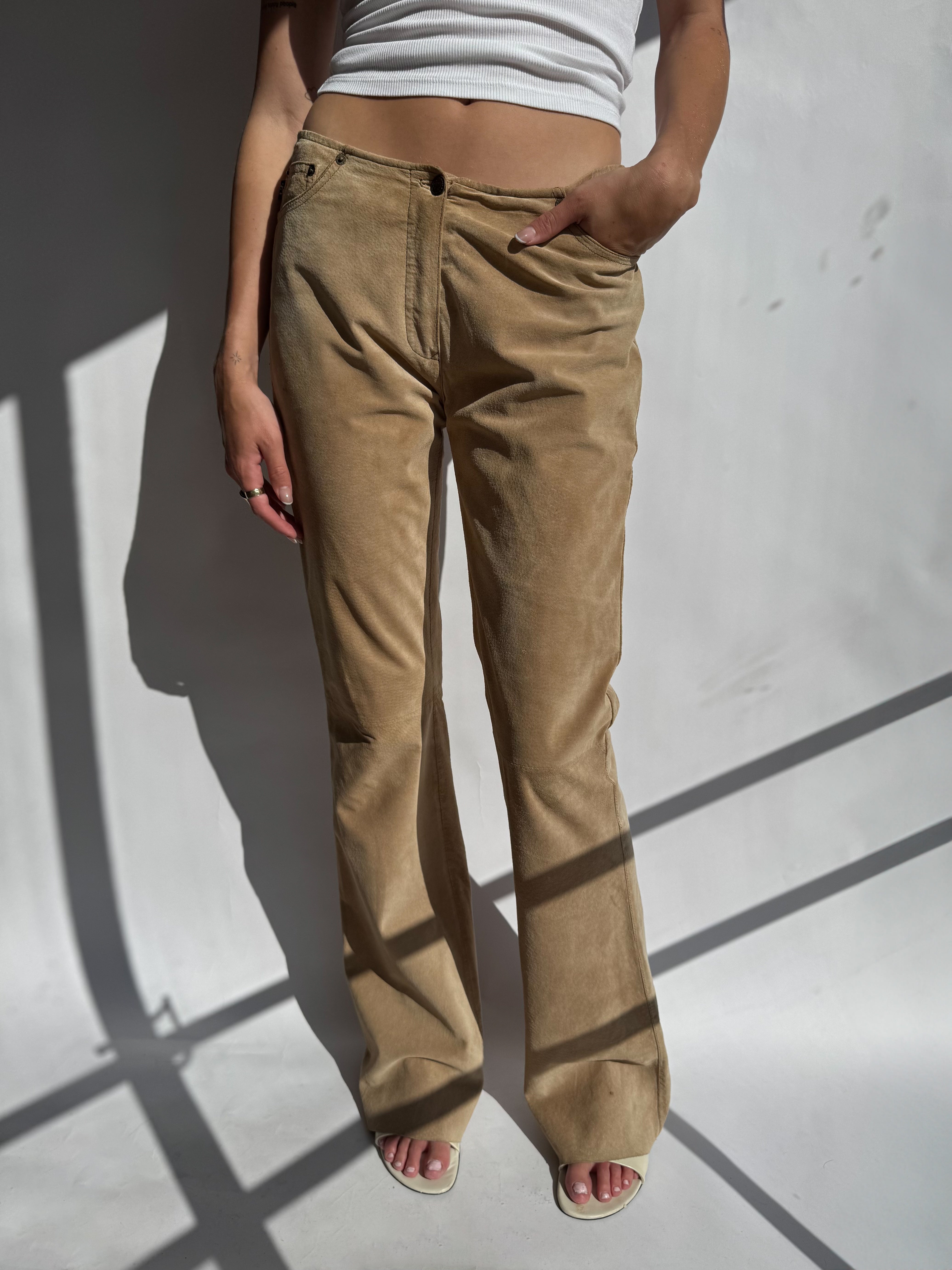 מכנסי זמש בגזרה מתרחבת (36-38)