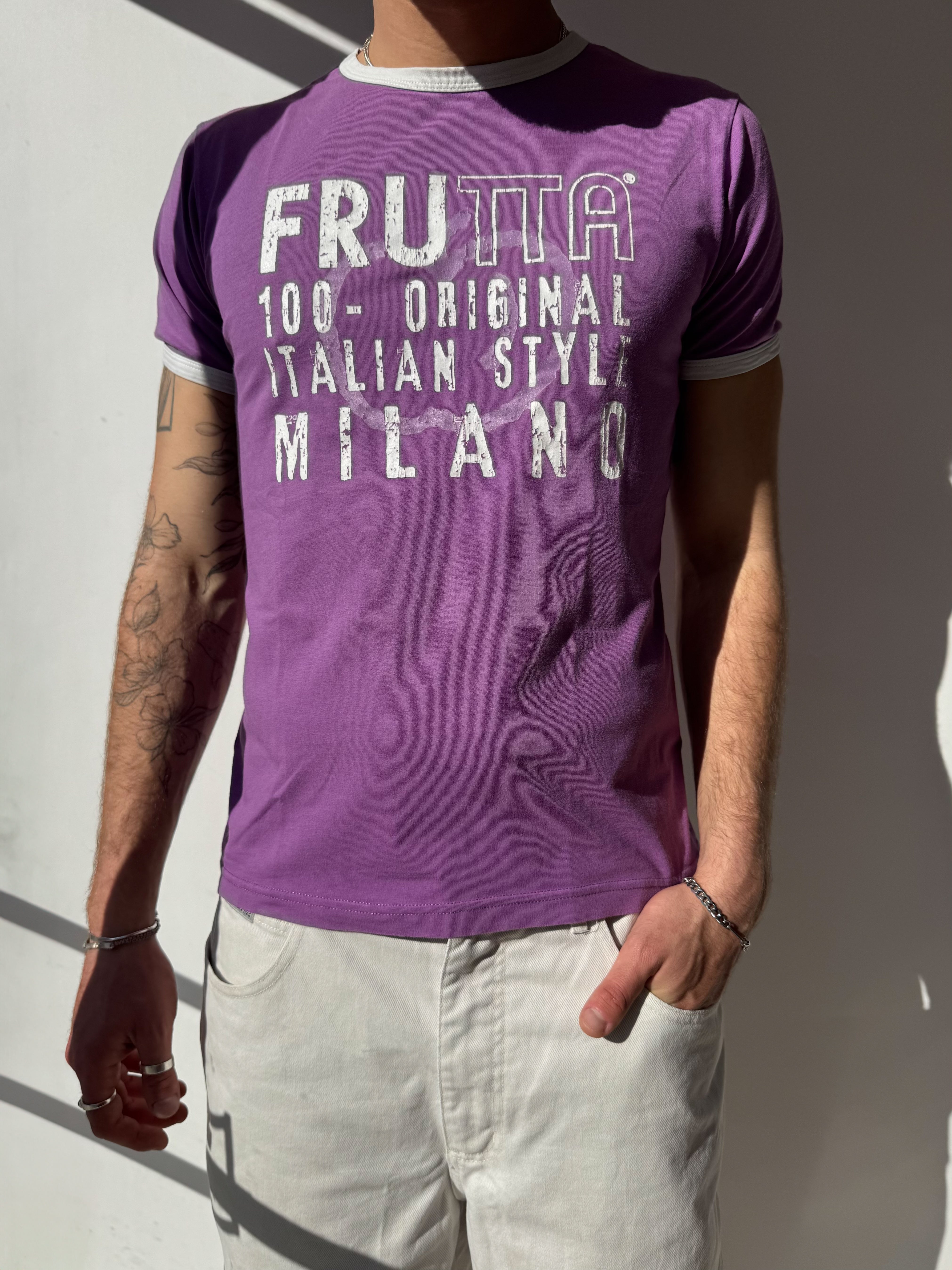 טי שרט בגזרה צמודה (L)