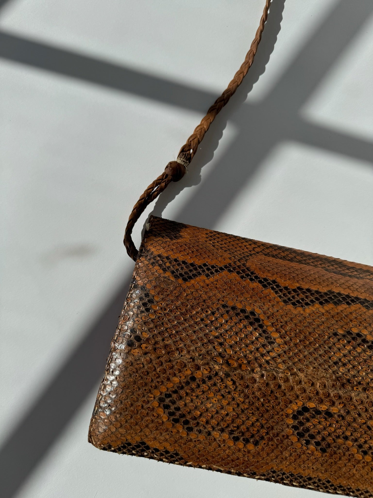 תיק צד עור בטקסטורת נחש