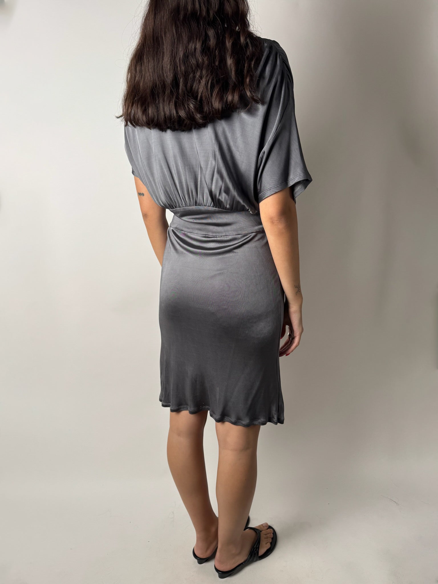 שמלת מידי סאטן אפורה GUESS (S-M)