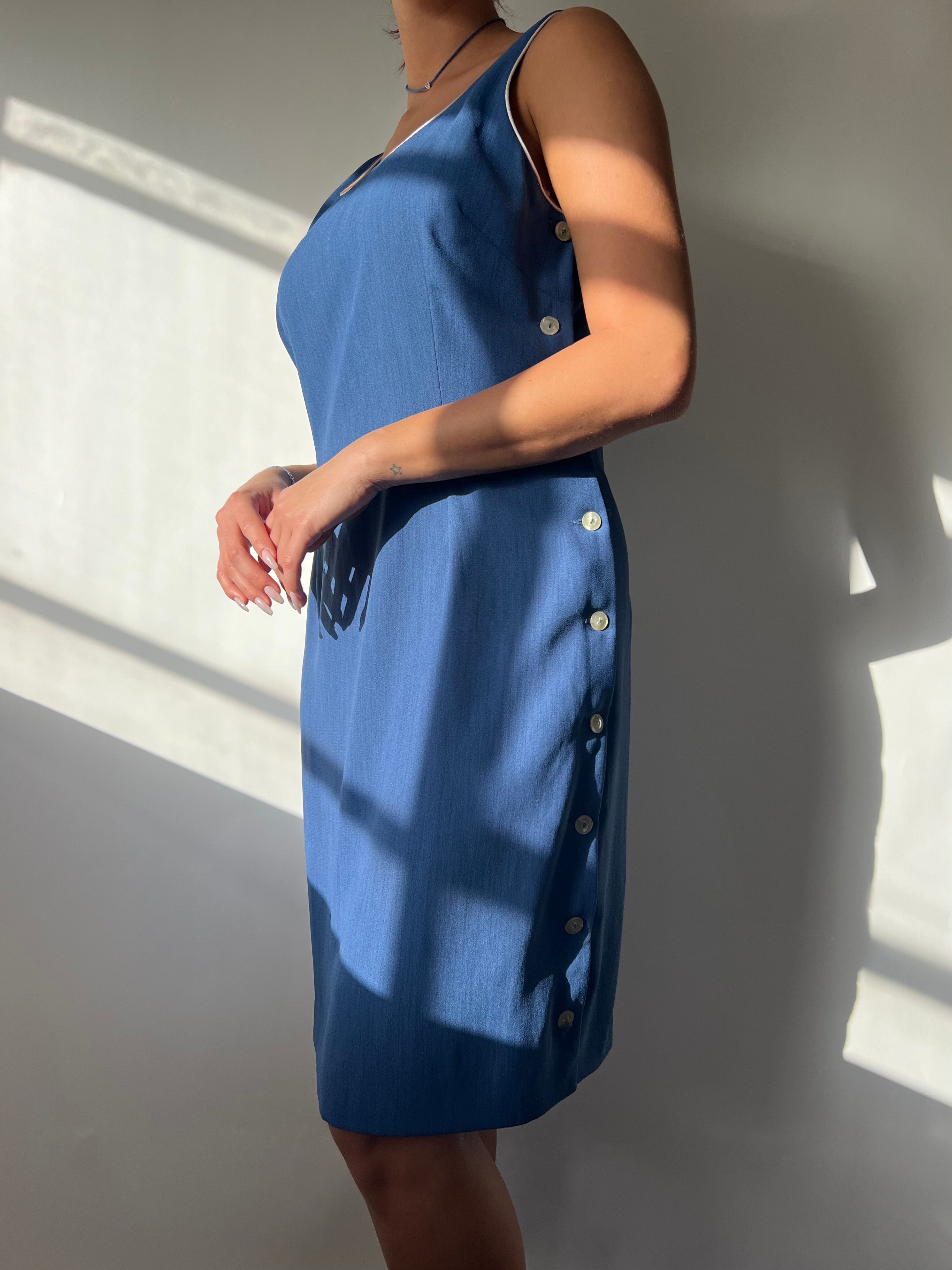 שמלה כחולה עם סגירת כפתורים (M)