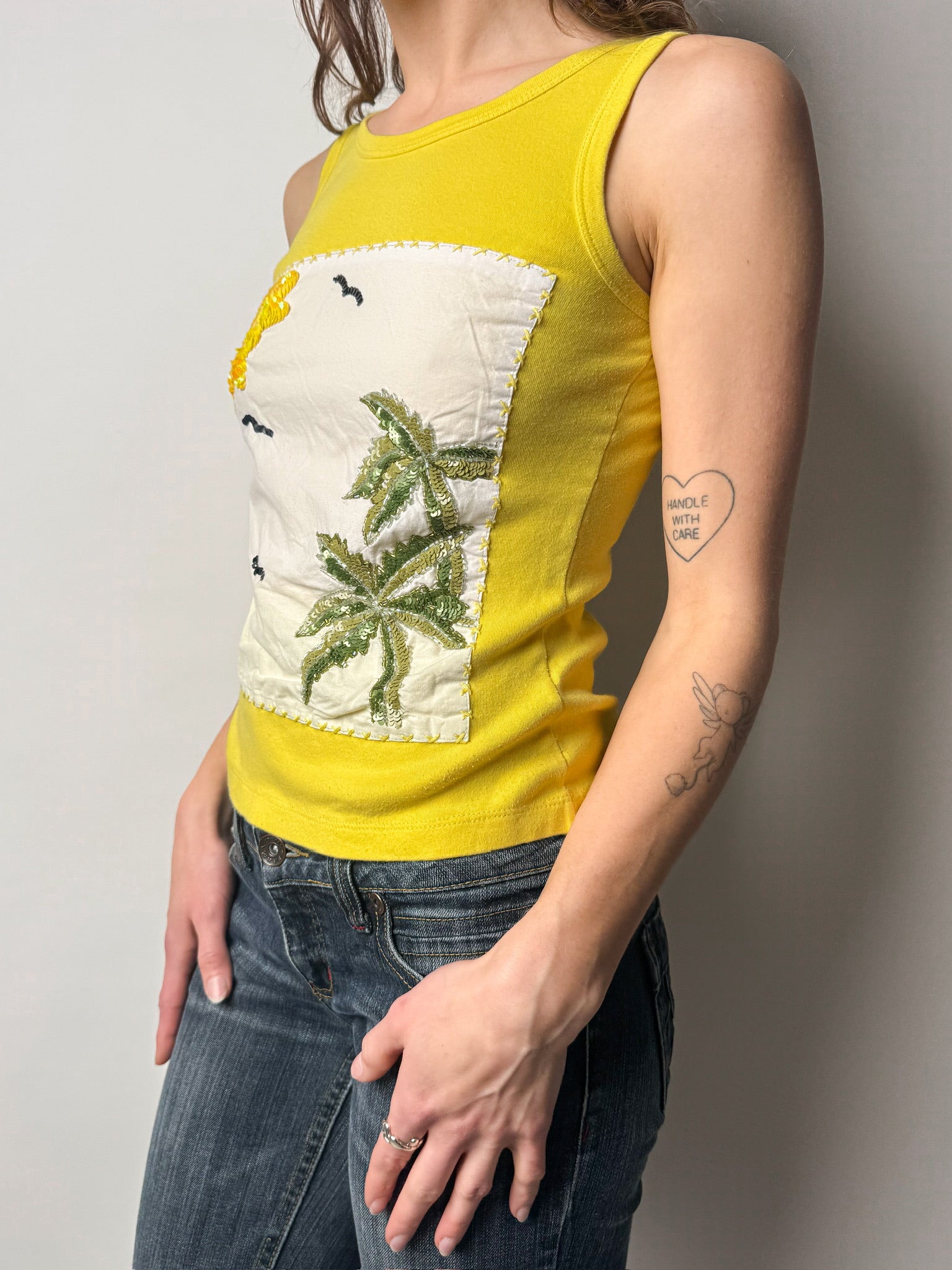 גופיה צהובה בשילוב פייטים (M)