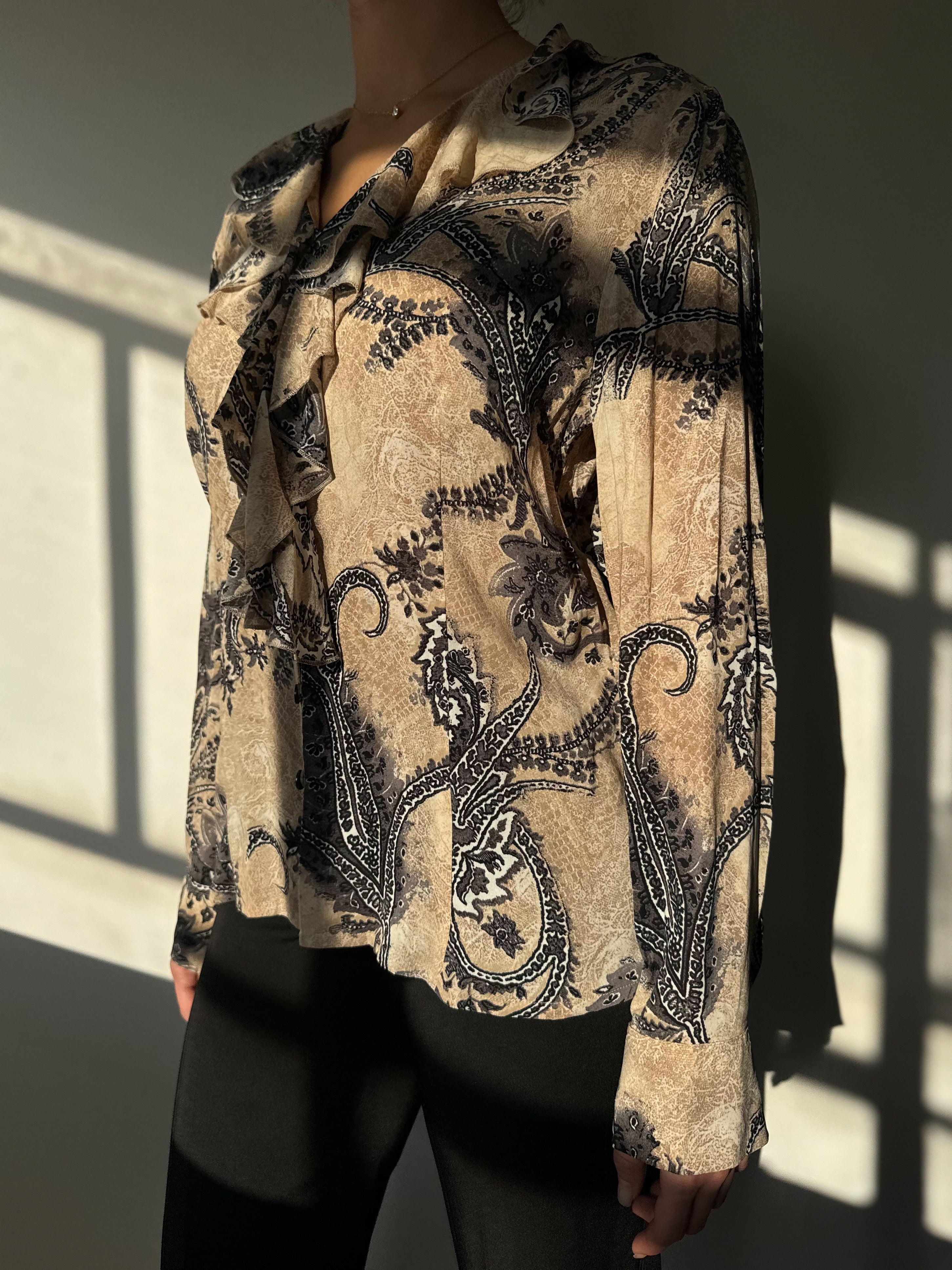 חולצה מכופתרת בהדפס פייזלי ובשילוב מלמלה (M)