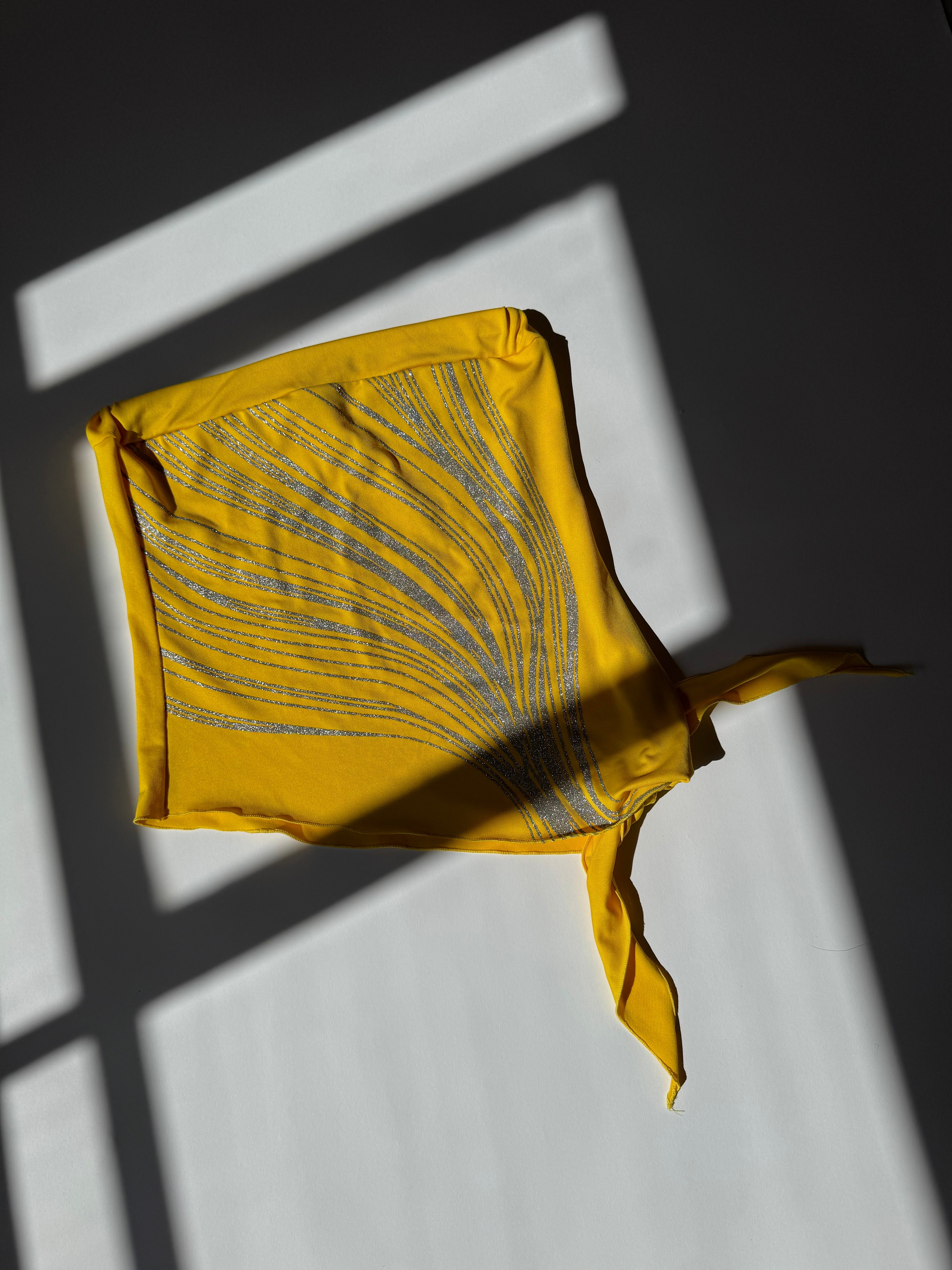 גופיית סטרפלס צהובה (XS)