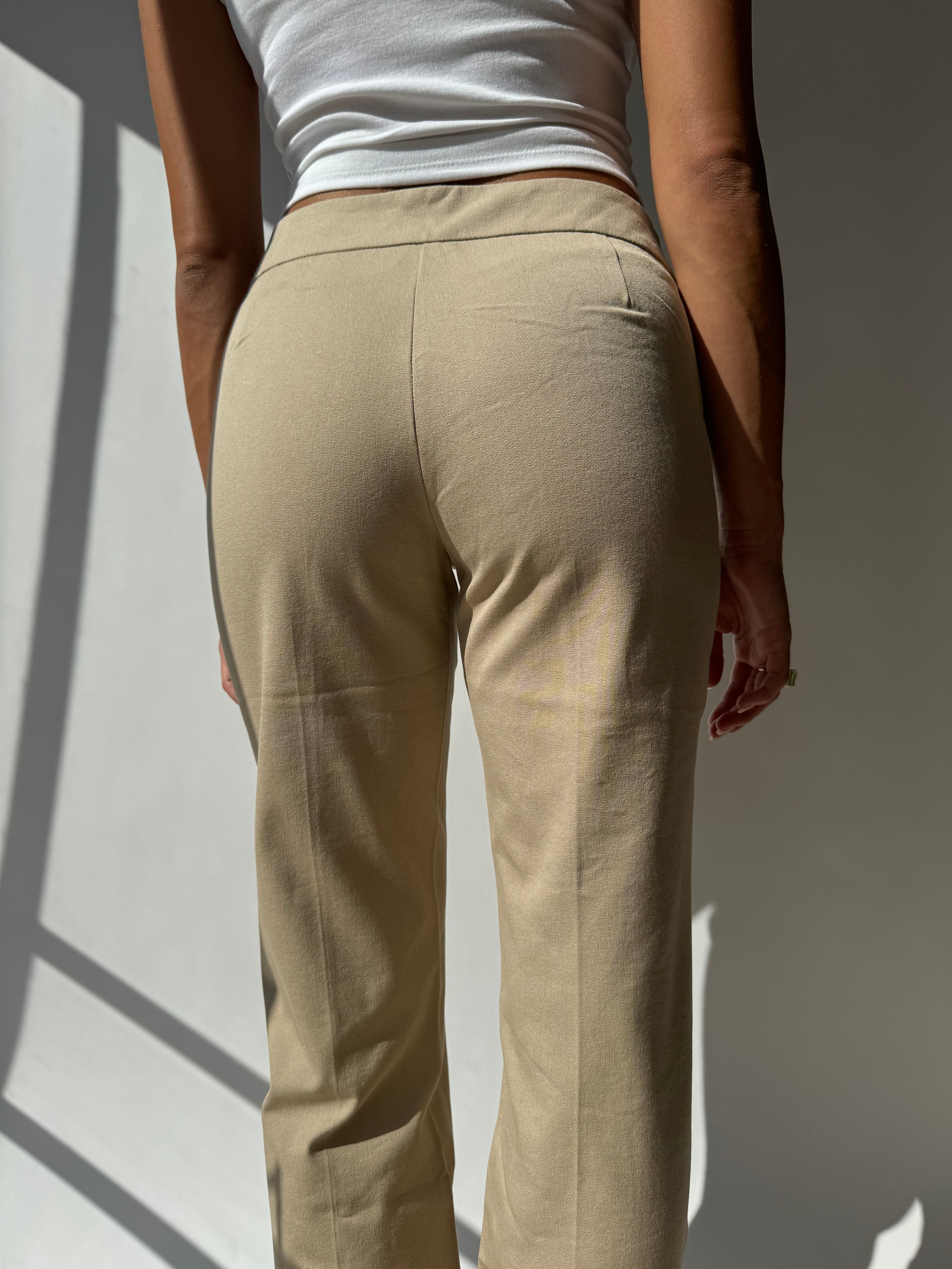 מכנסיים מחויטים בגזרה מתרחבת (38)