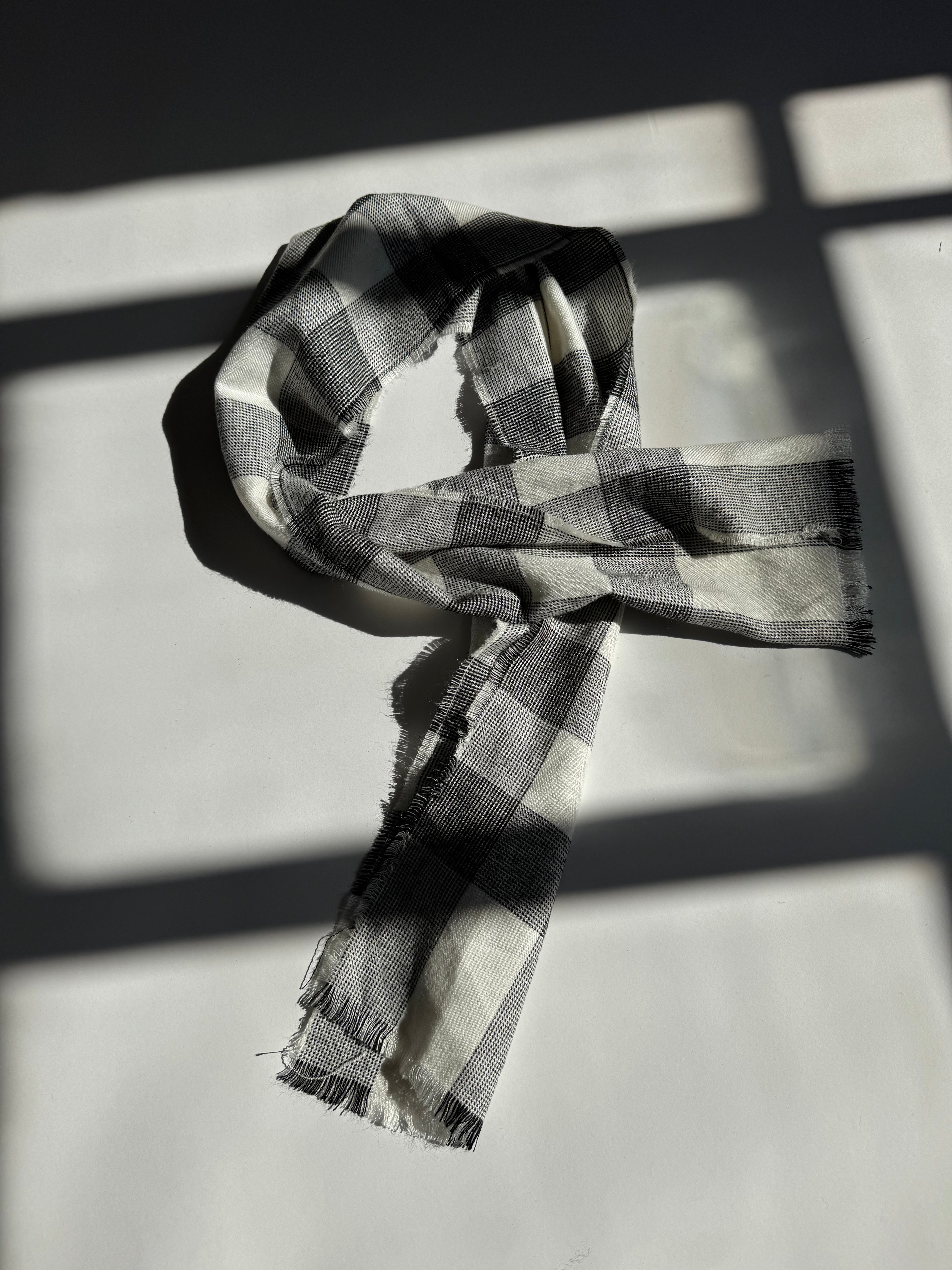 צעיף משבצות לבן ושחור