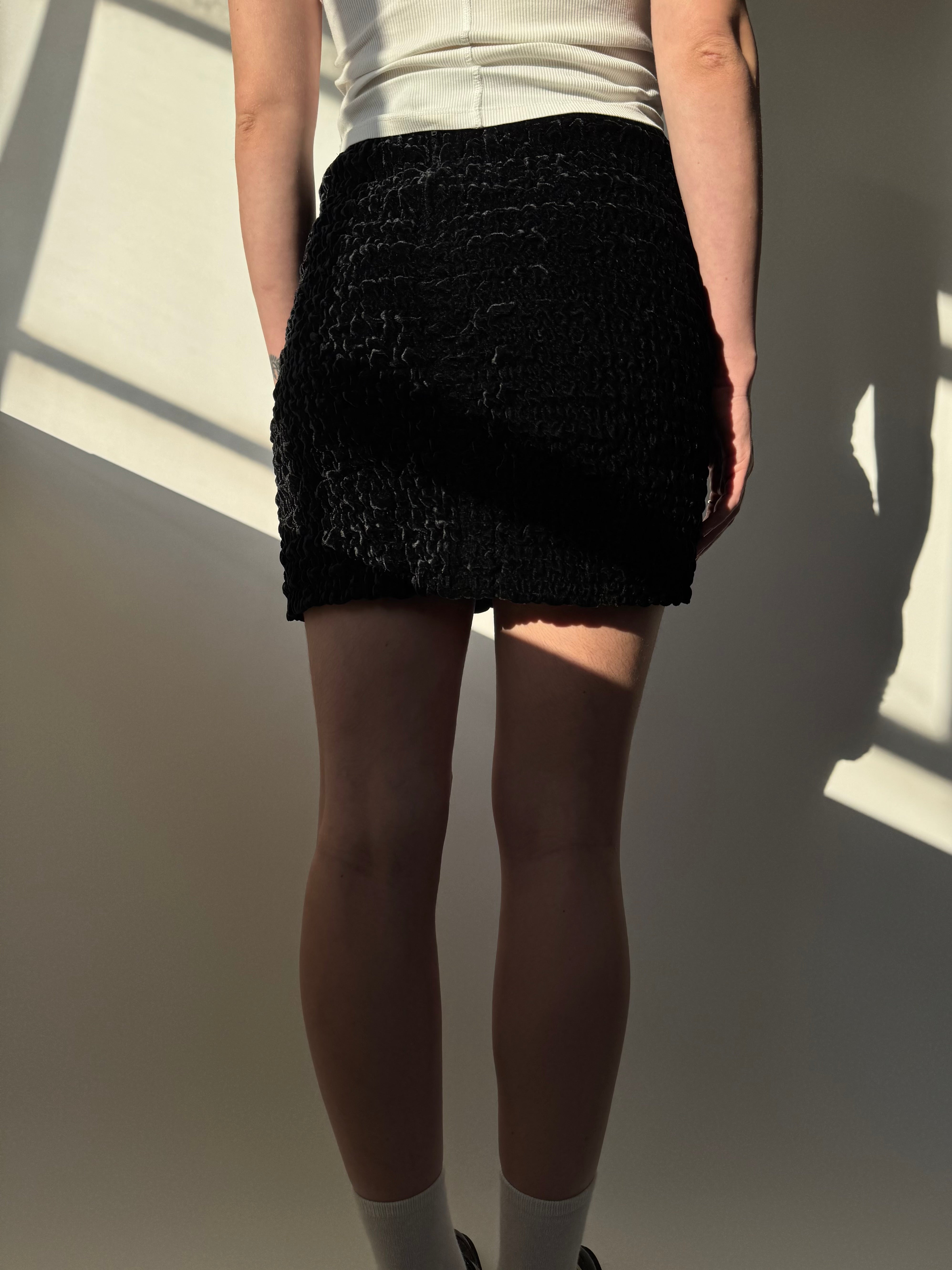 חצאית מיני שחורה מקטיפה (34)