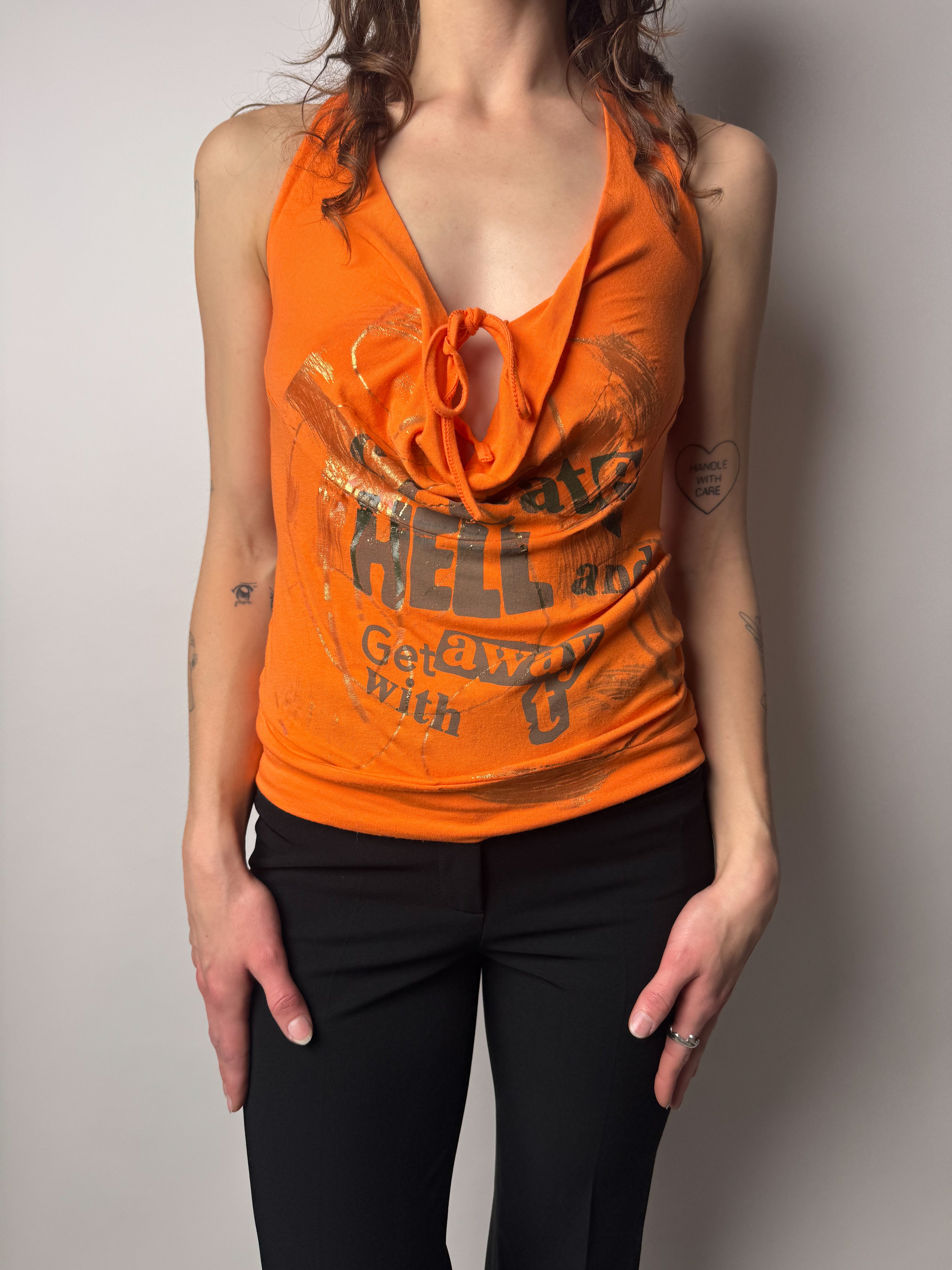 גופיית קולר כתומה בהדפס (S)