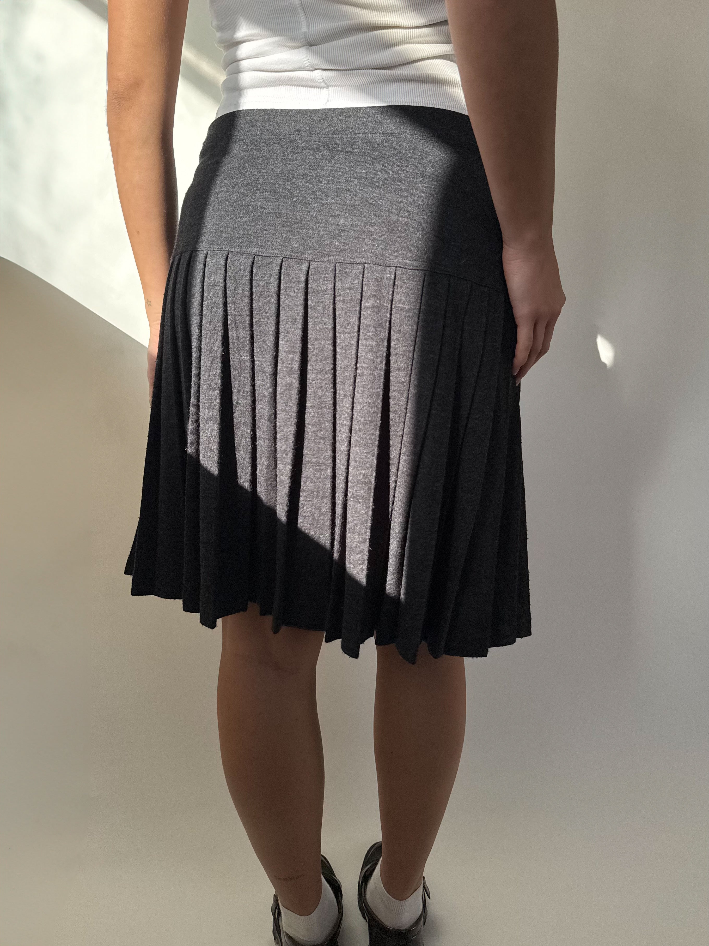 חצאית מיני צמרירית עם קפלים (42)