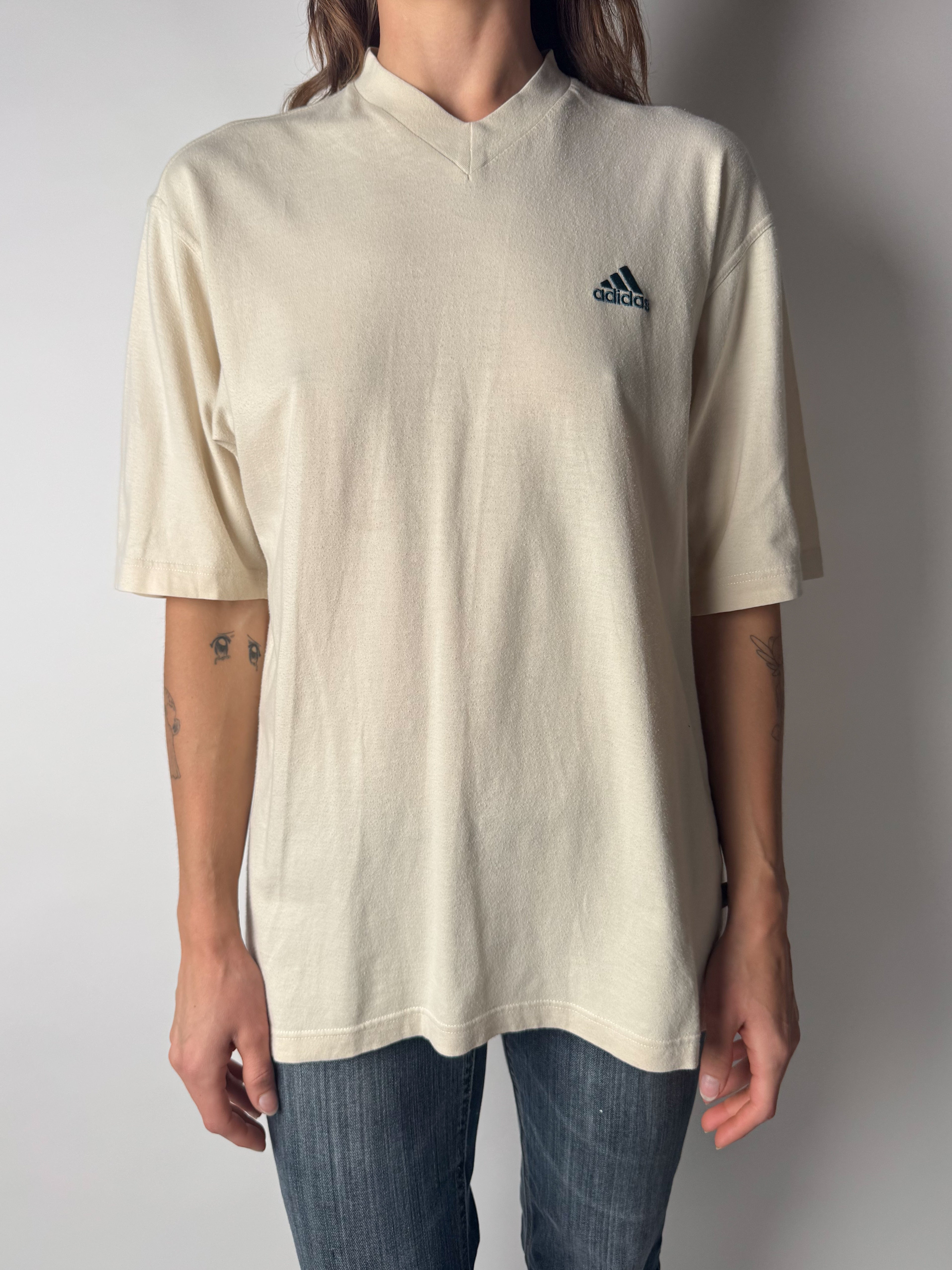 טי שרט בז׳ Adidas (M)