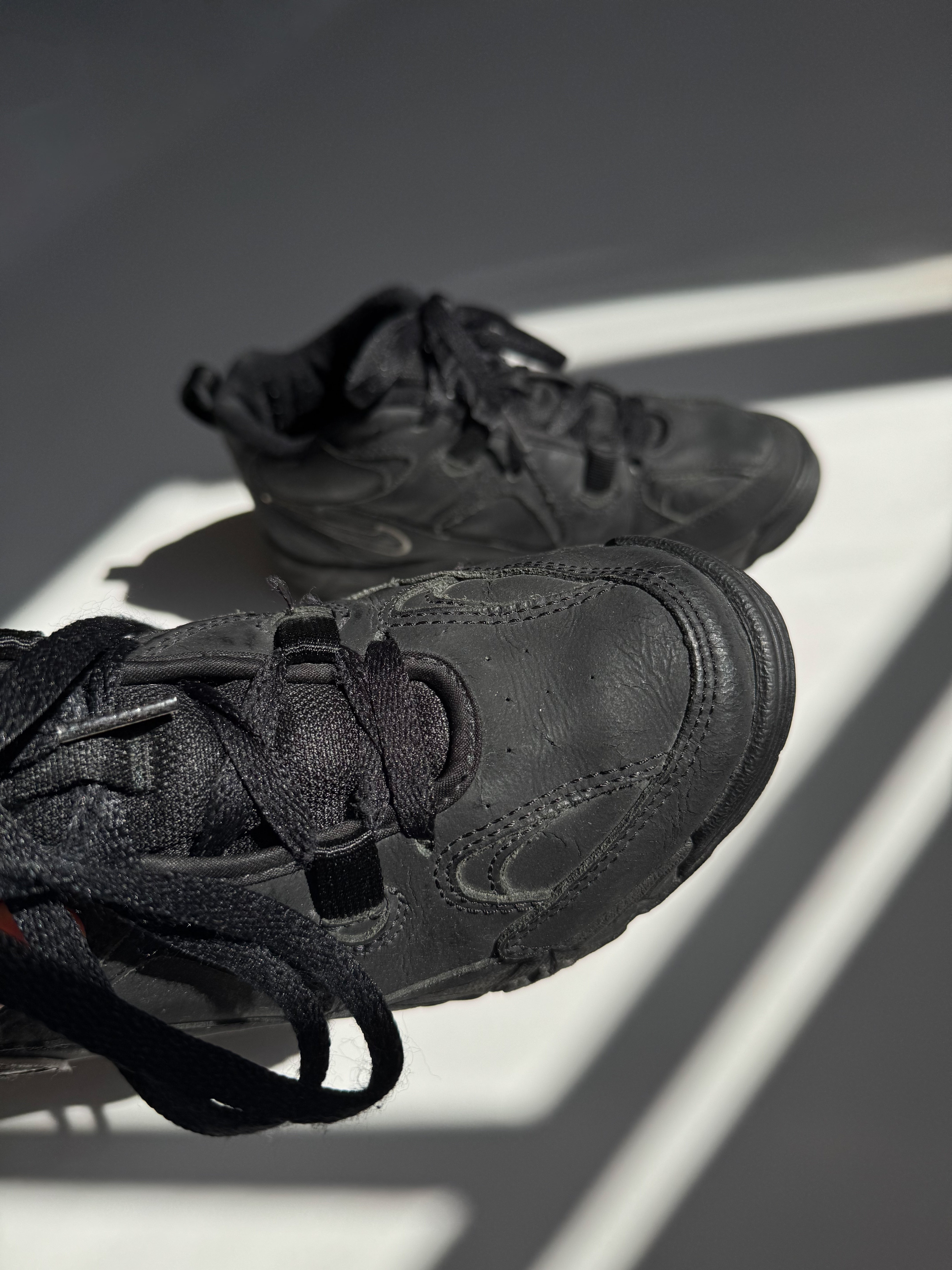 נעלי סניקרס שחורות Nike (37.5)