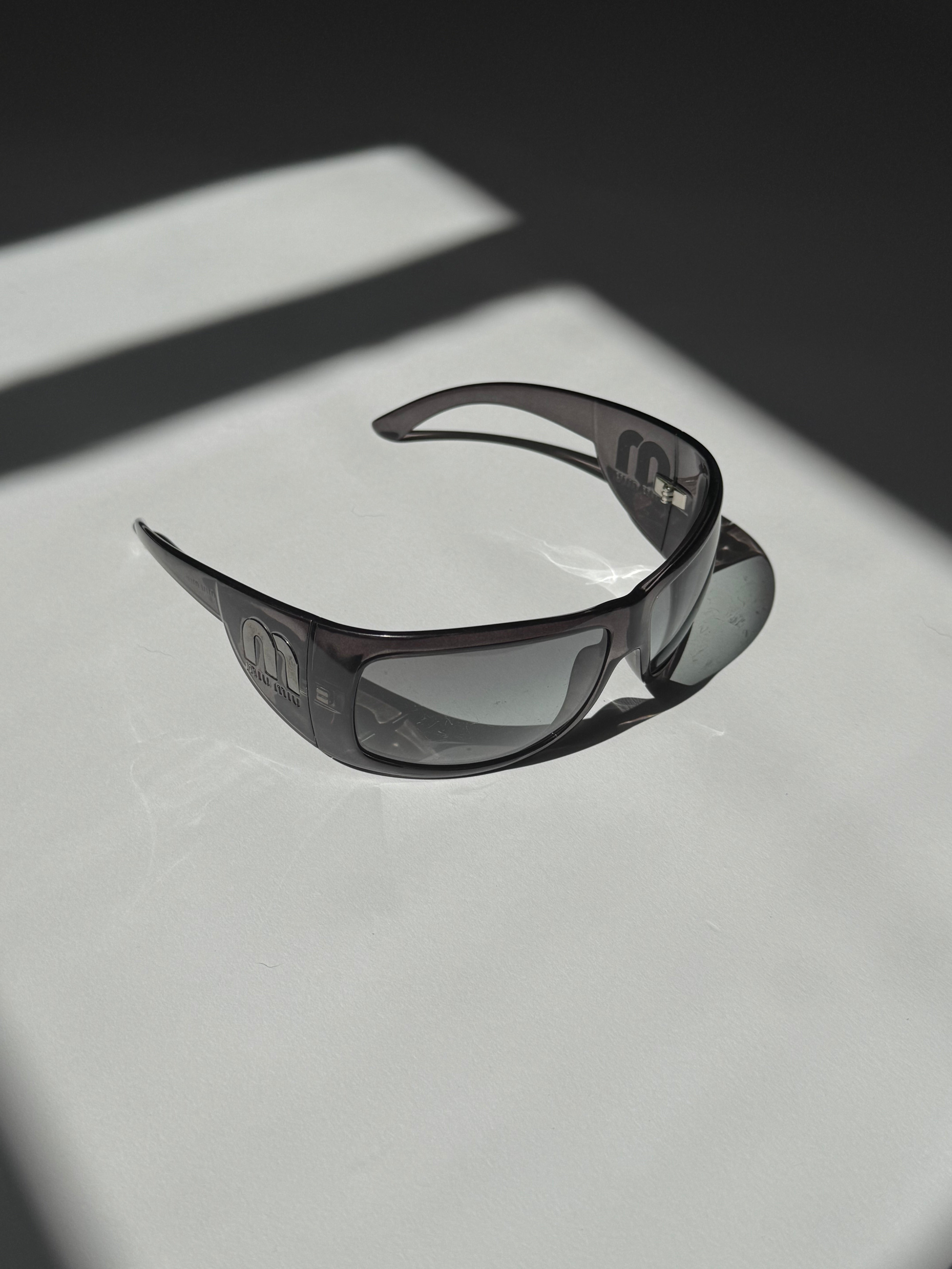 משקפי שמש Y2K Miu Miu- מסגרת בלבד