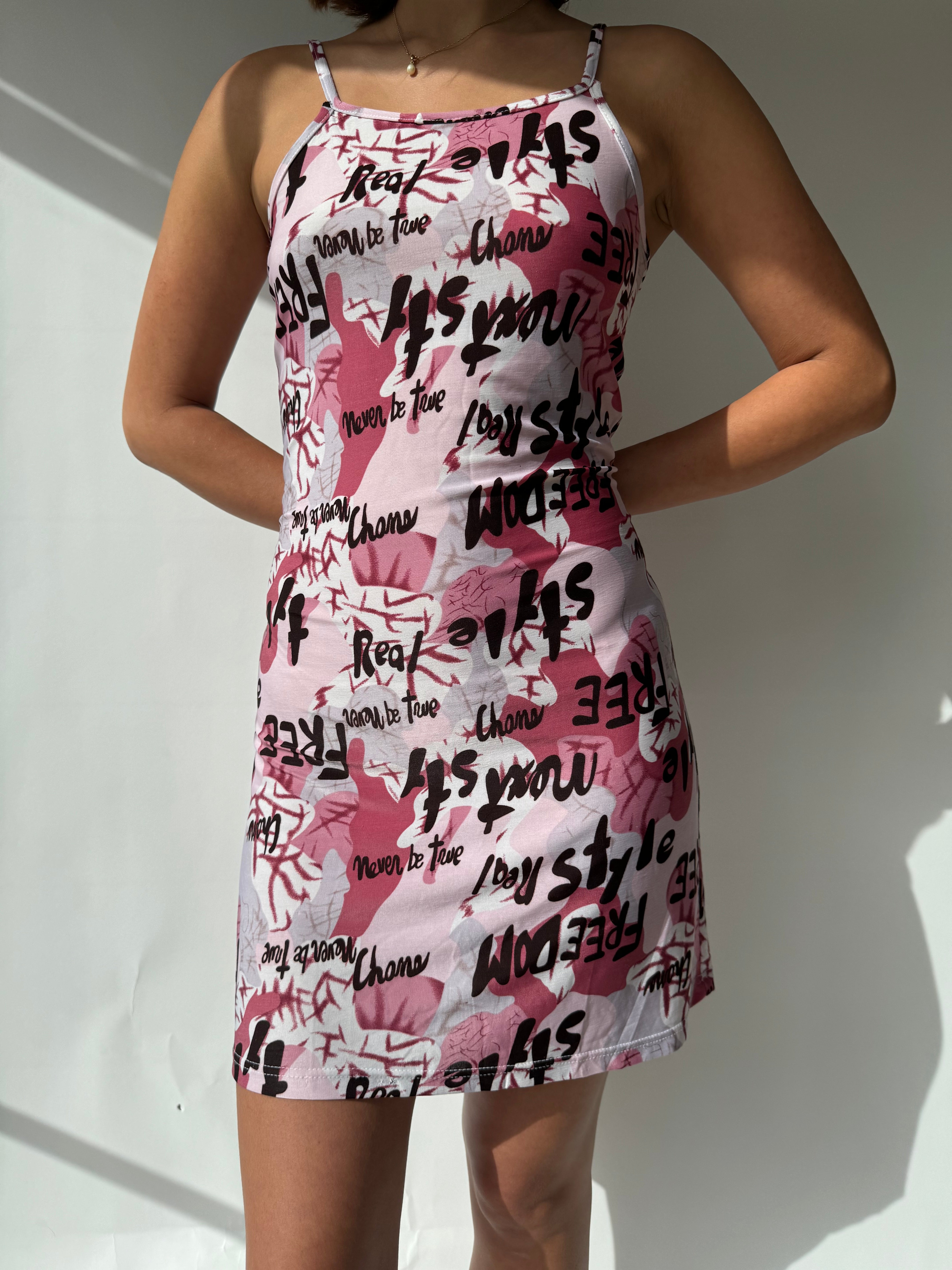 שמלה ורודה בהדפס כיתוב (M)