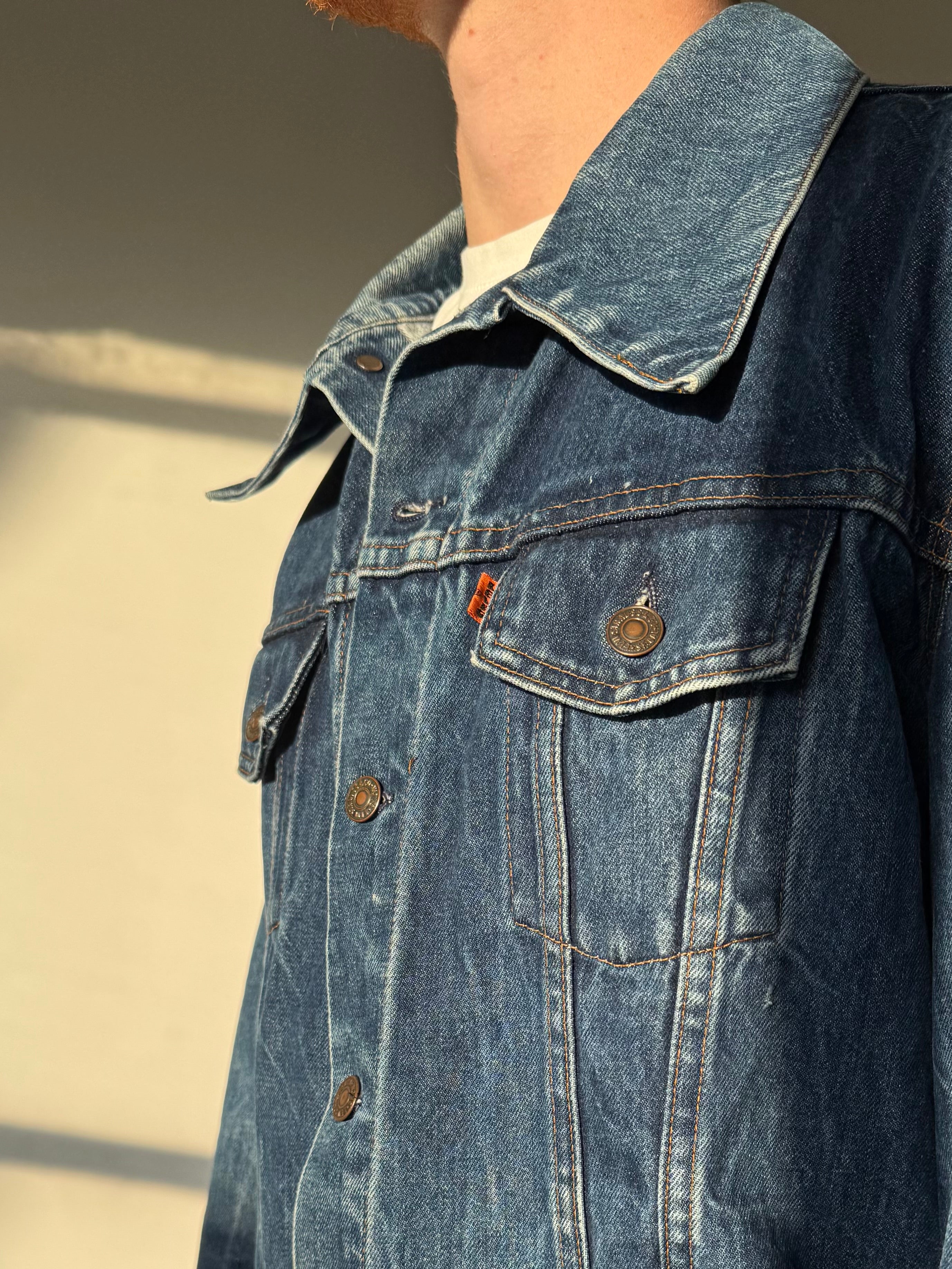 ג׳קט ג׳ינס כהה ומשופשף Levi’s (M)