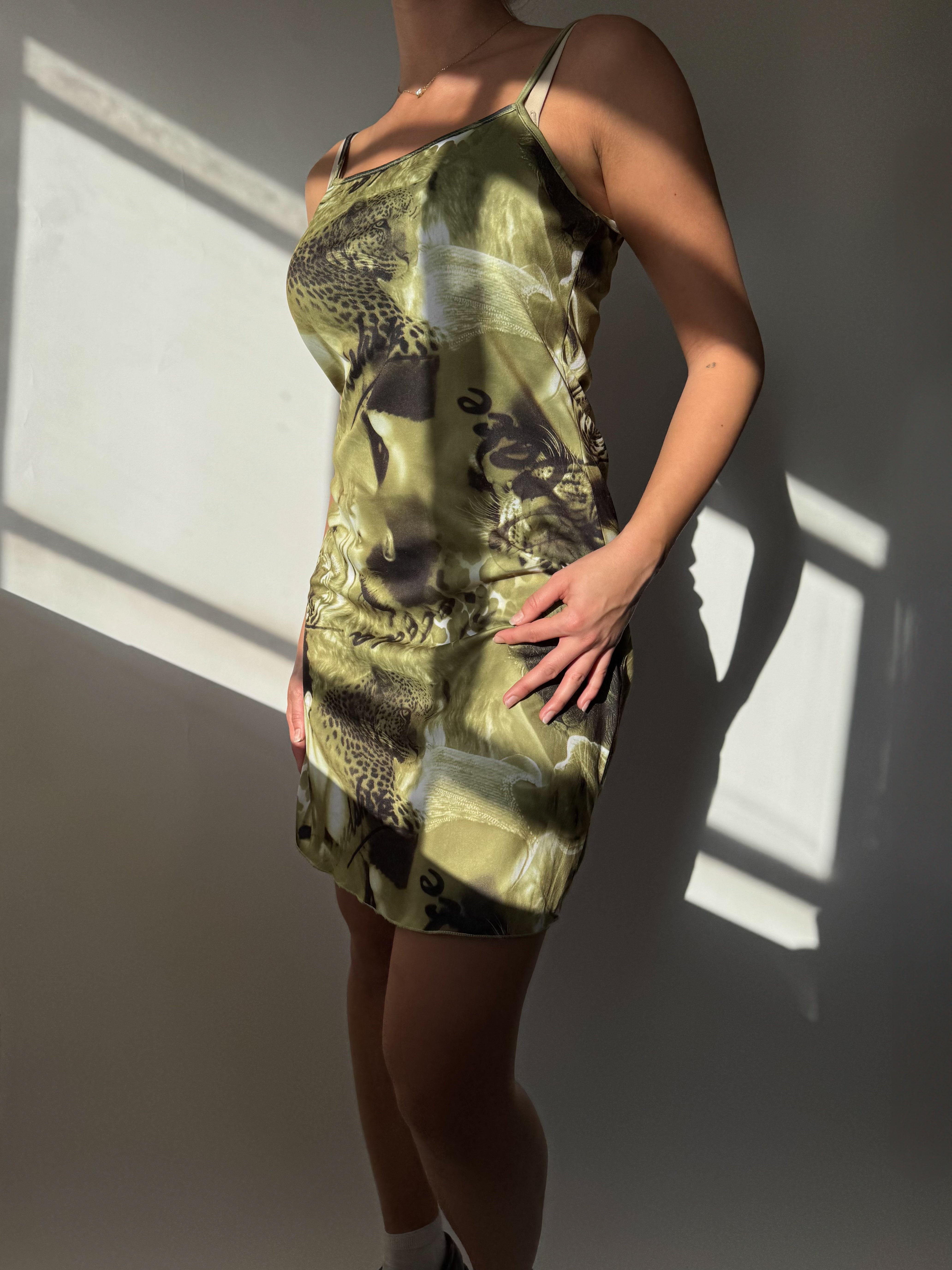 שמלת מיני בהדפס טיגריסים וכיתוב (M)