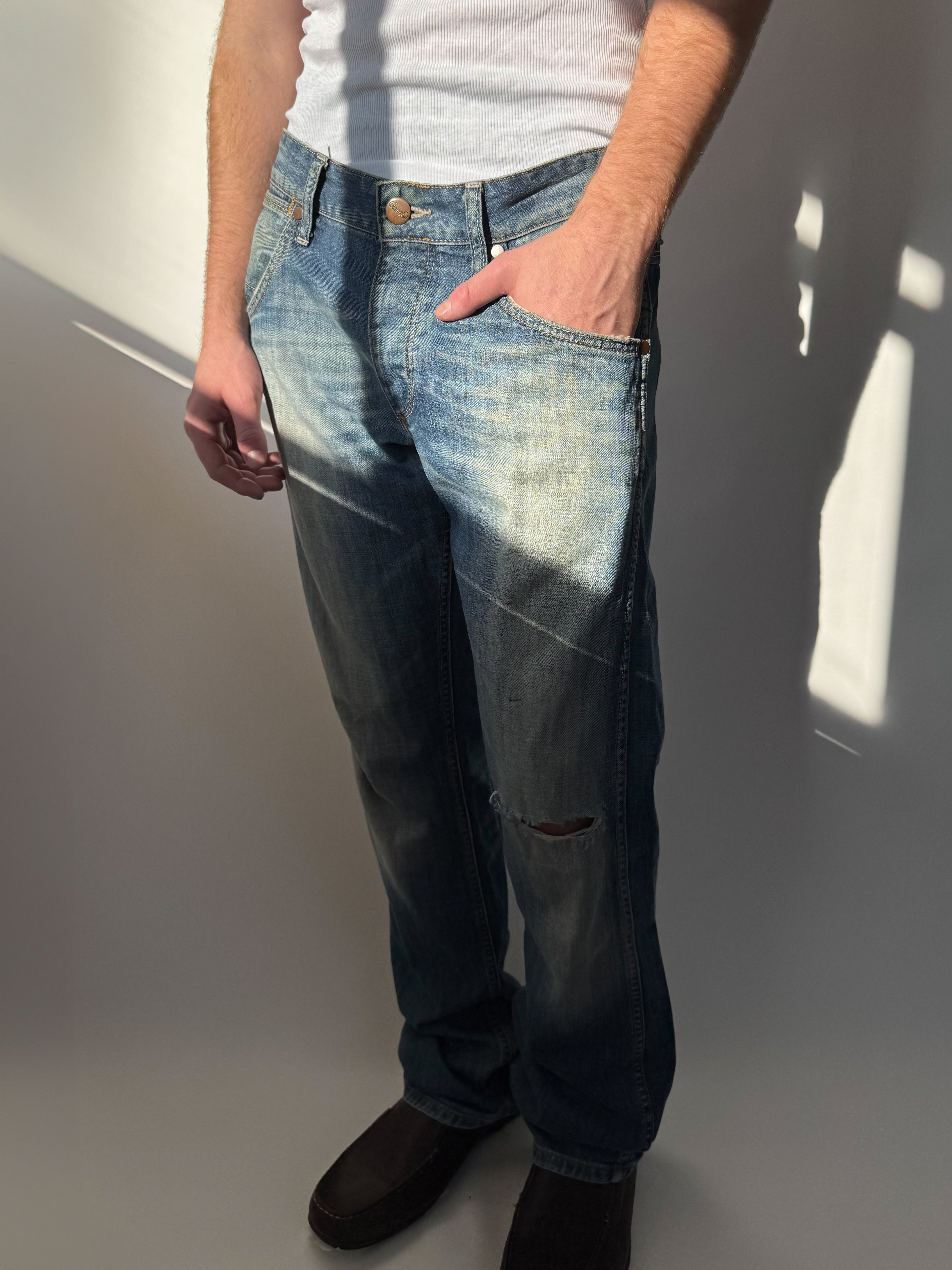 ג׳ינס משופשף עם קרע Wrangler (44)