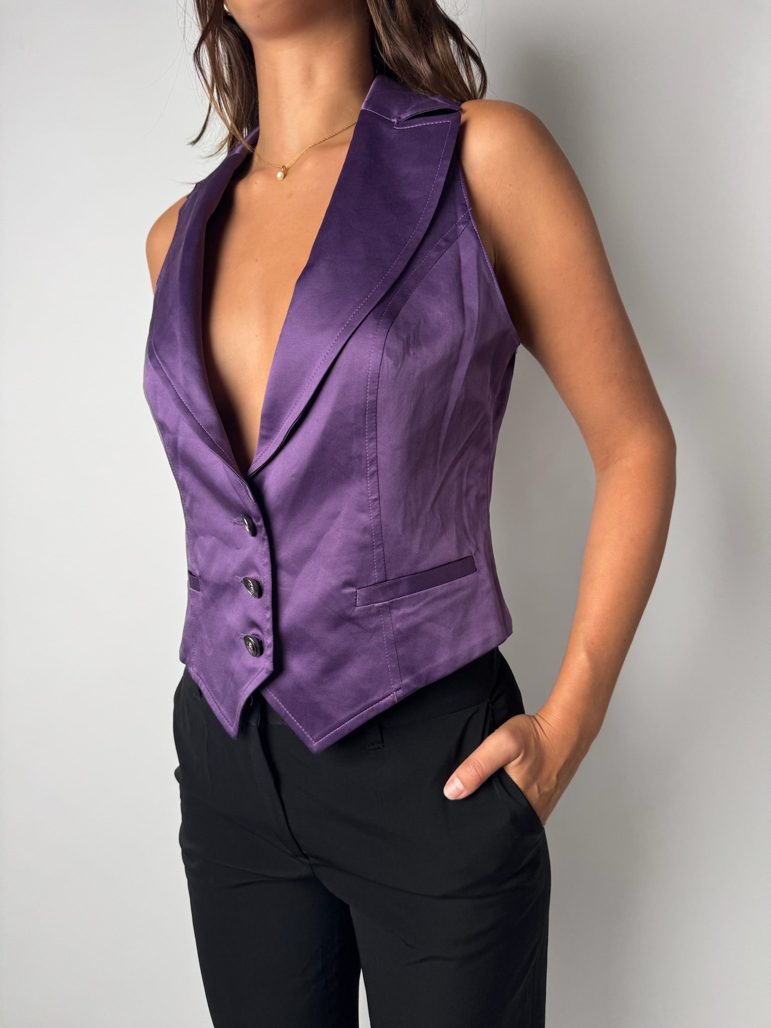 וסט סאטן סגול עם כפתורים (M)