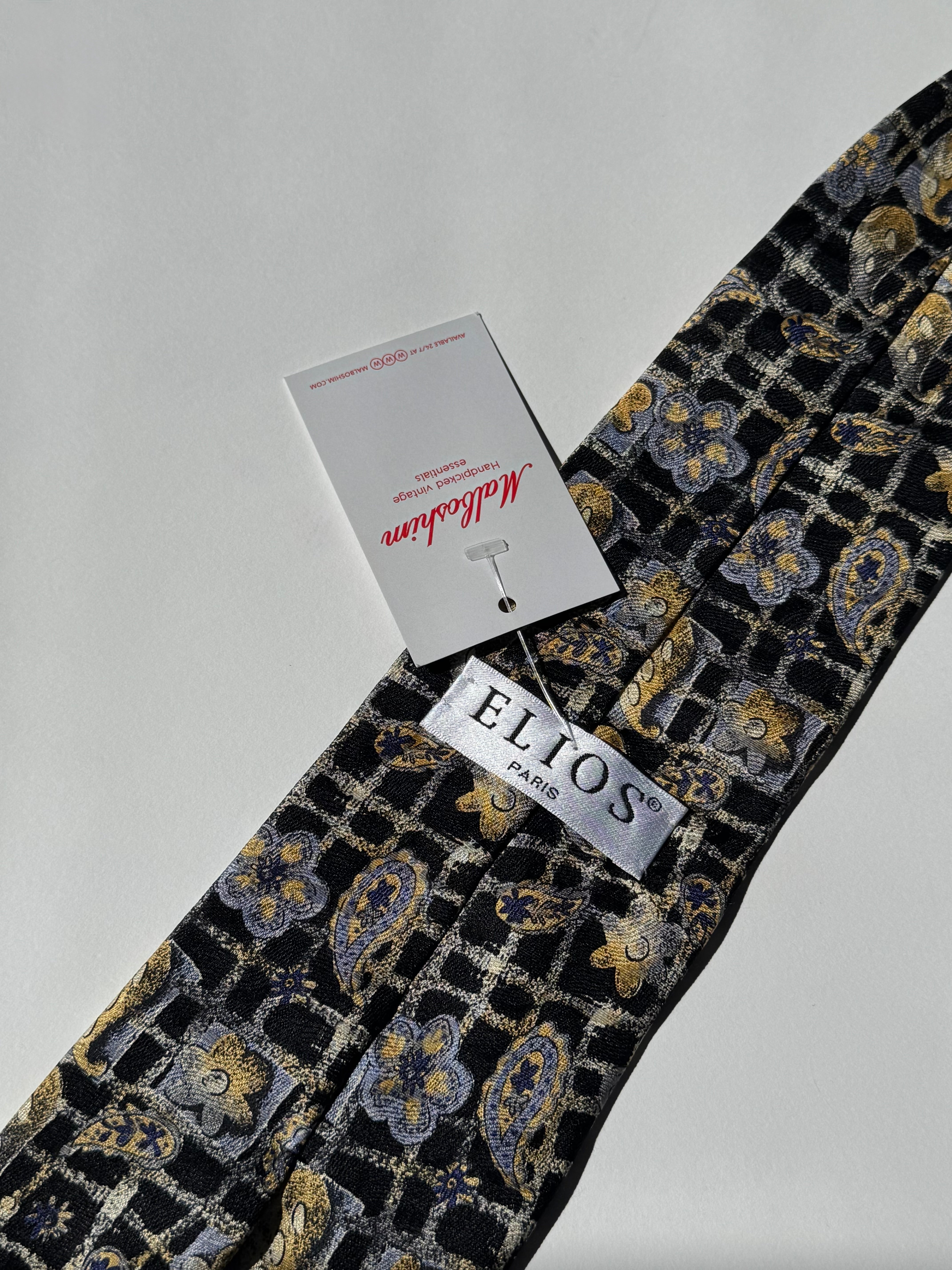 עניבה בהדפס פרחים ופייזלי