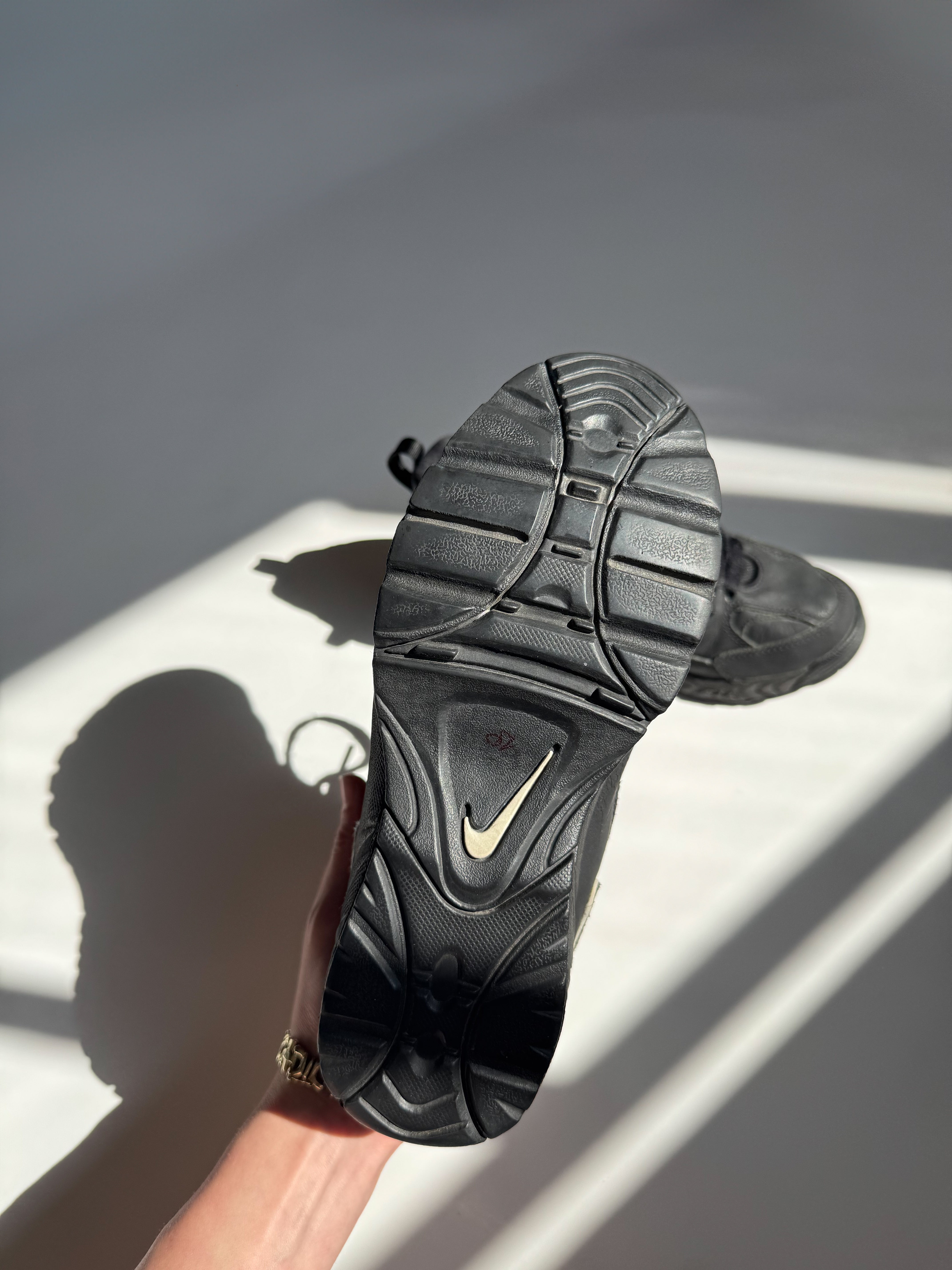 נעלי סניקרס שחורות Nike (37.5)