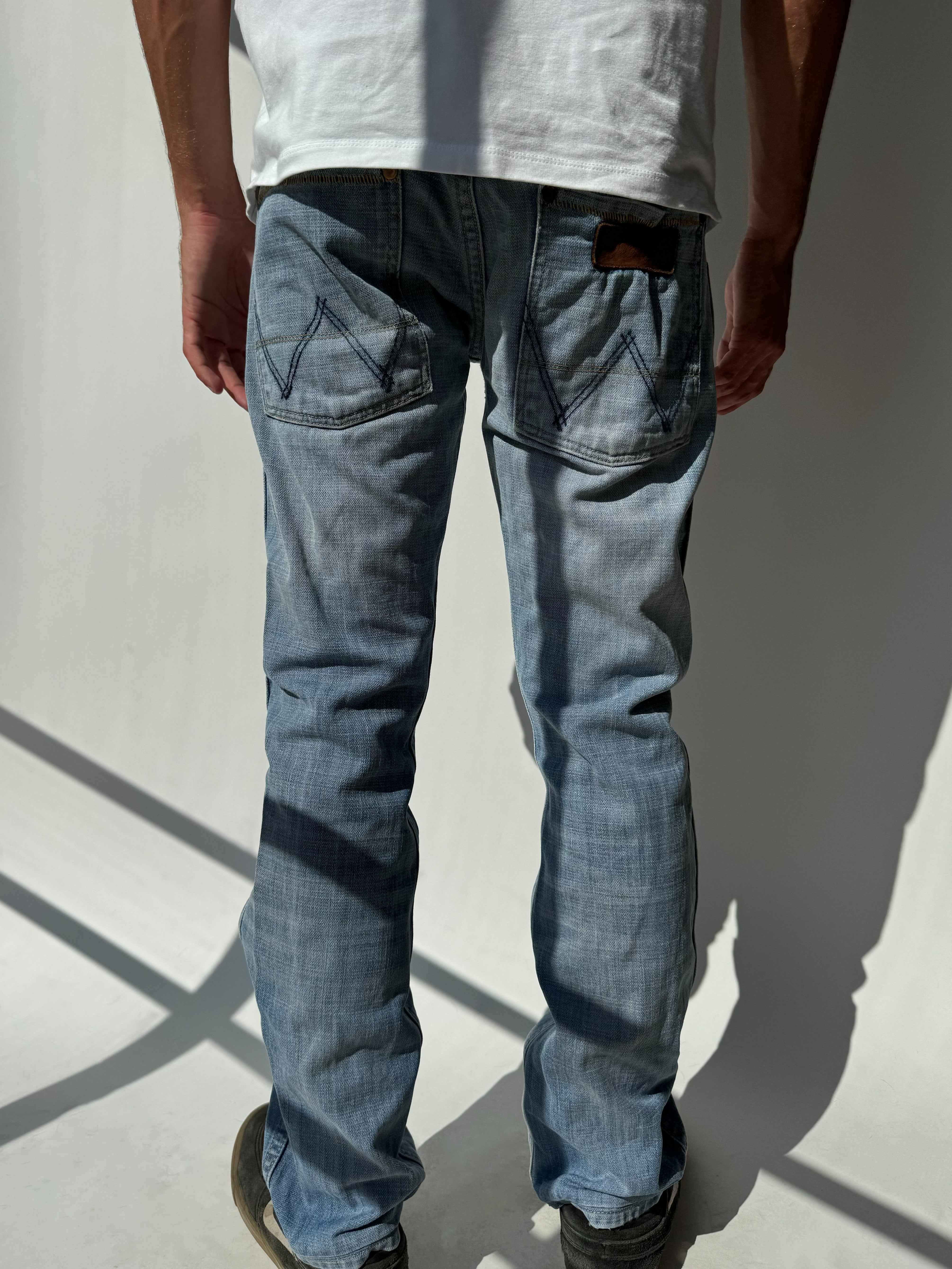 ג׳ינס בגזרה ישרה Wrangler (40-42)