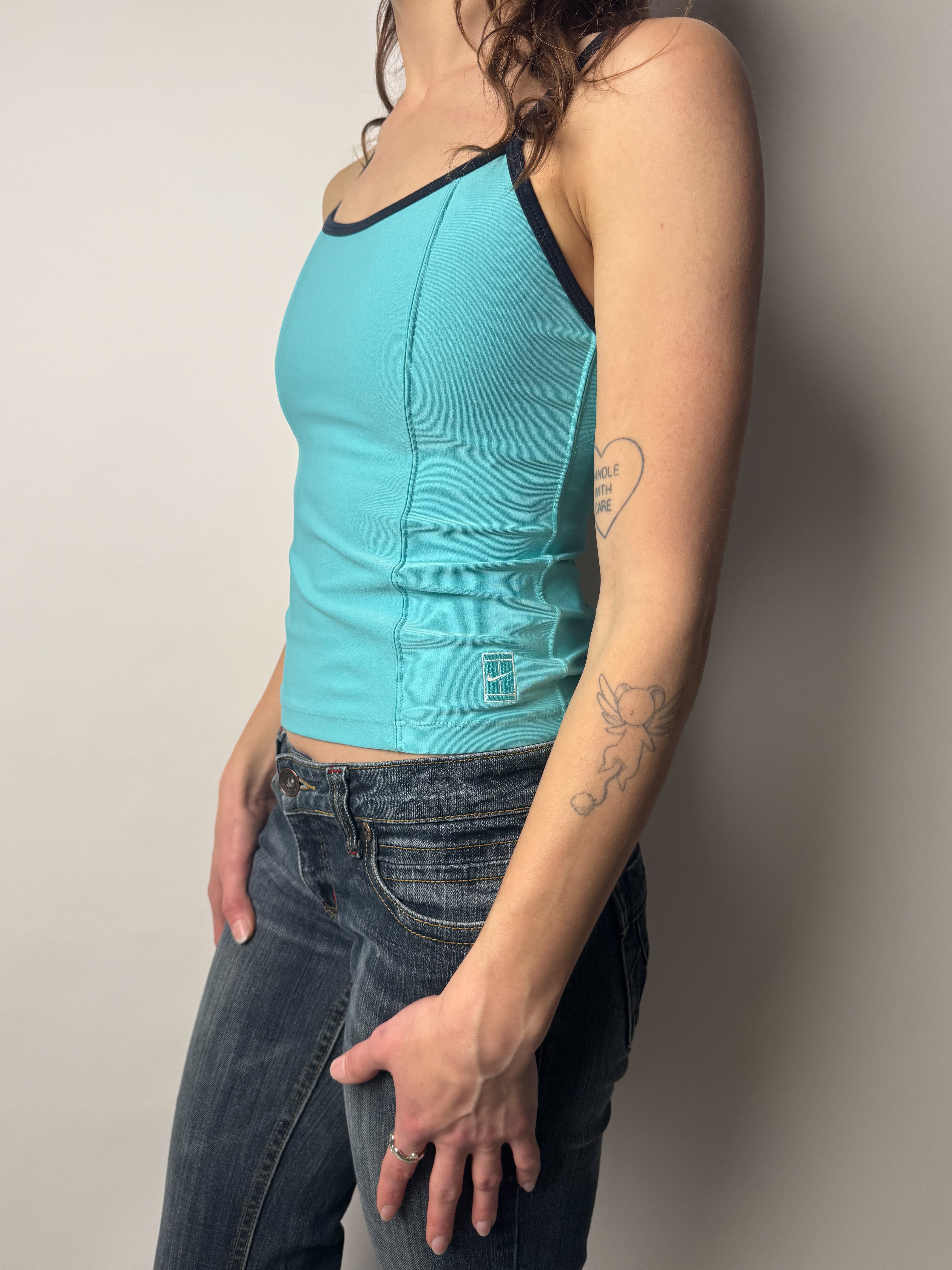 גופיית ספורט תכלת Nike (S)