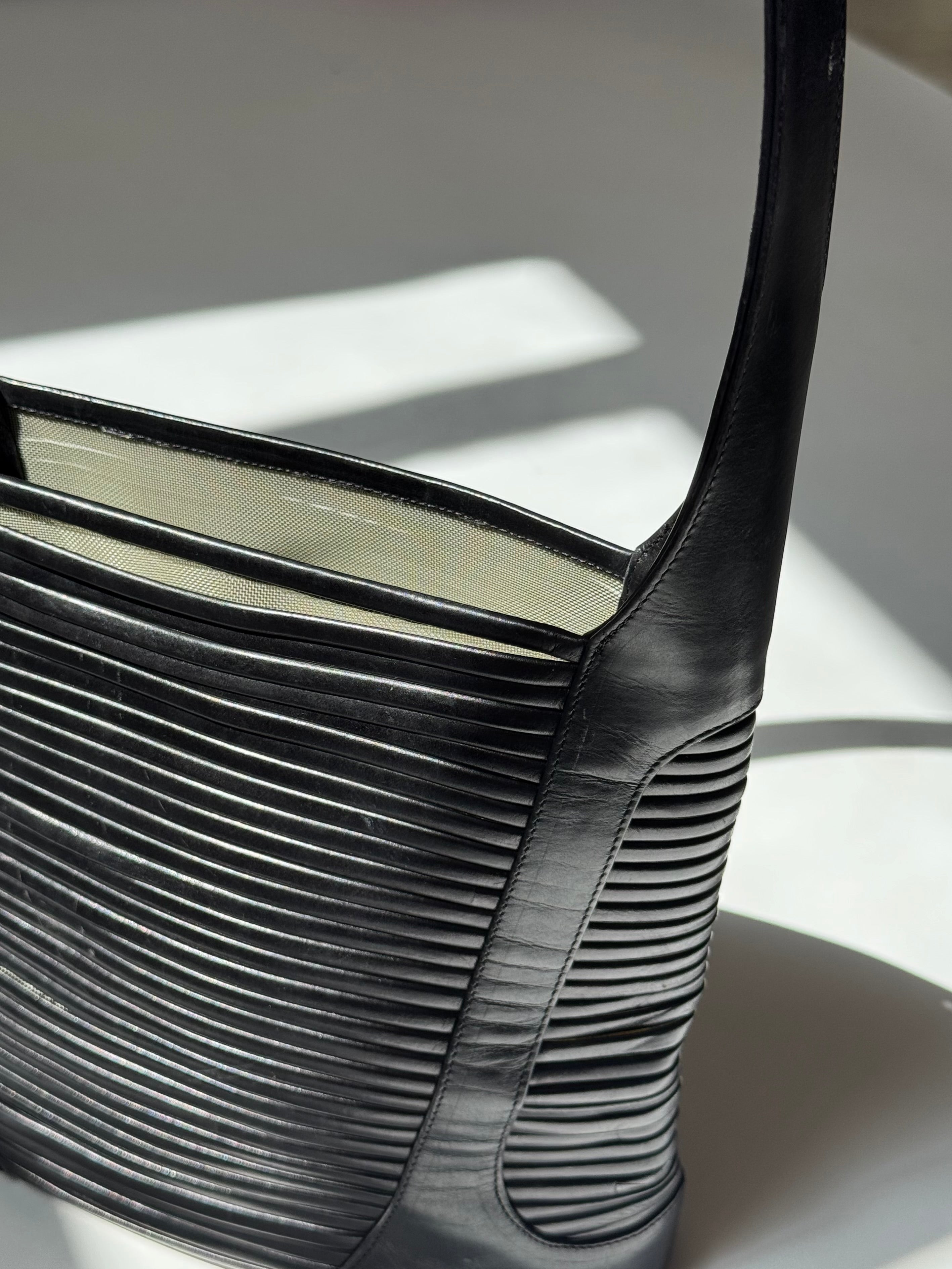 תיק כתף שחור מעור Bally