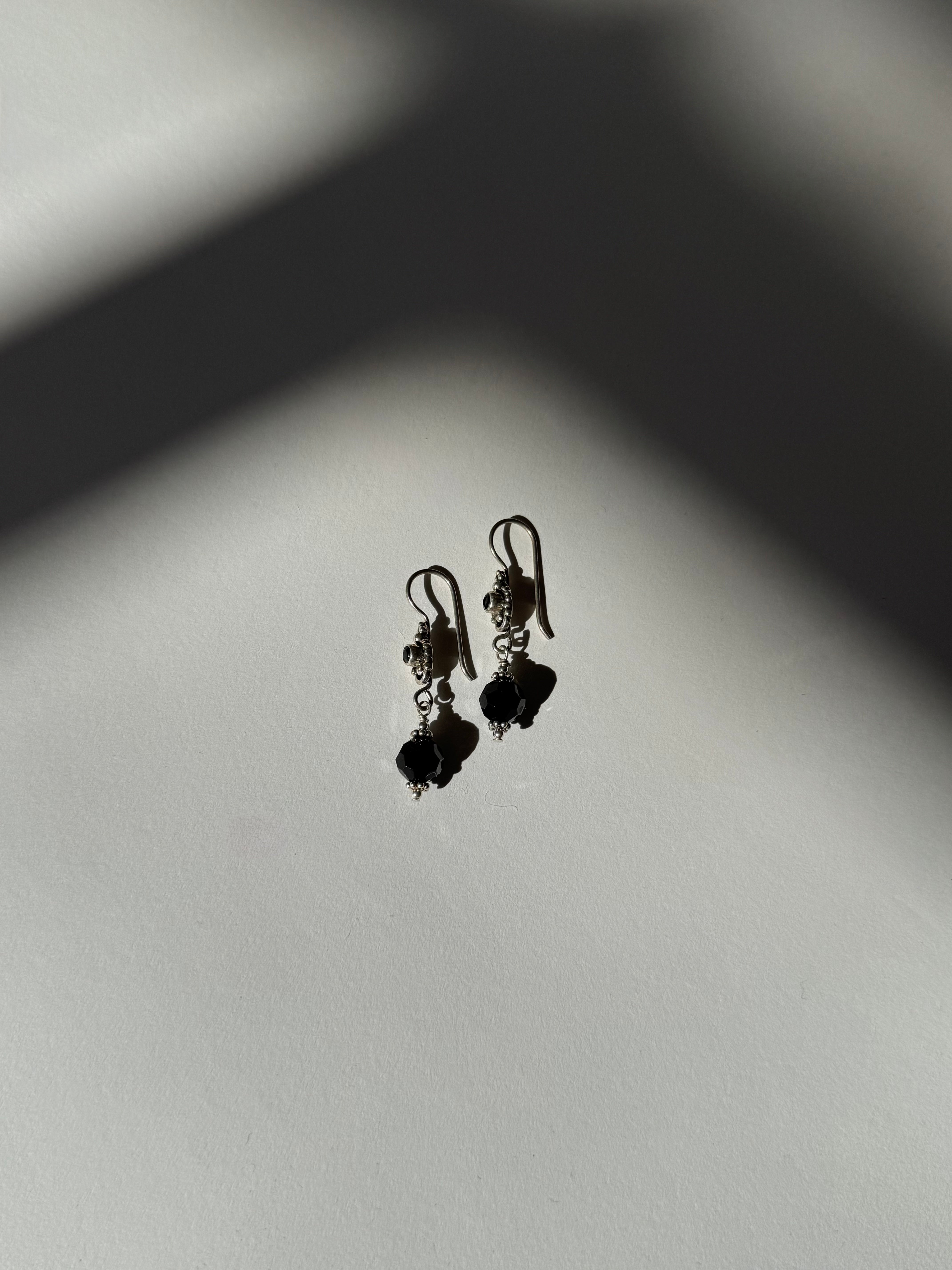 עגילי כסף בשילוב אבנים שחורות