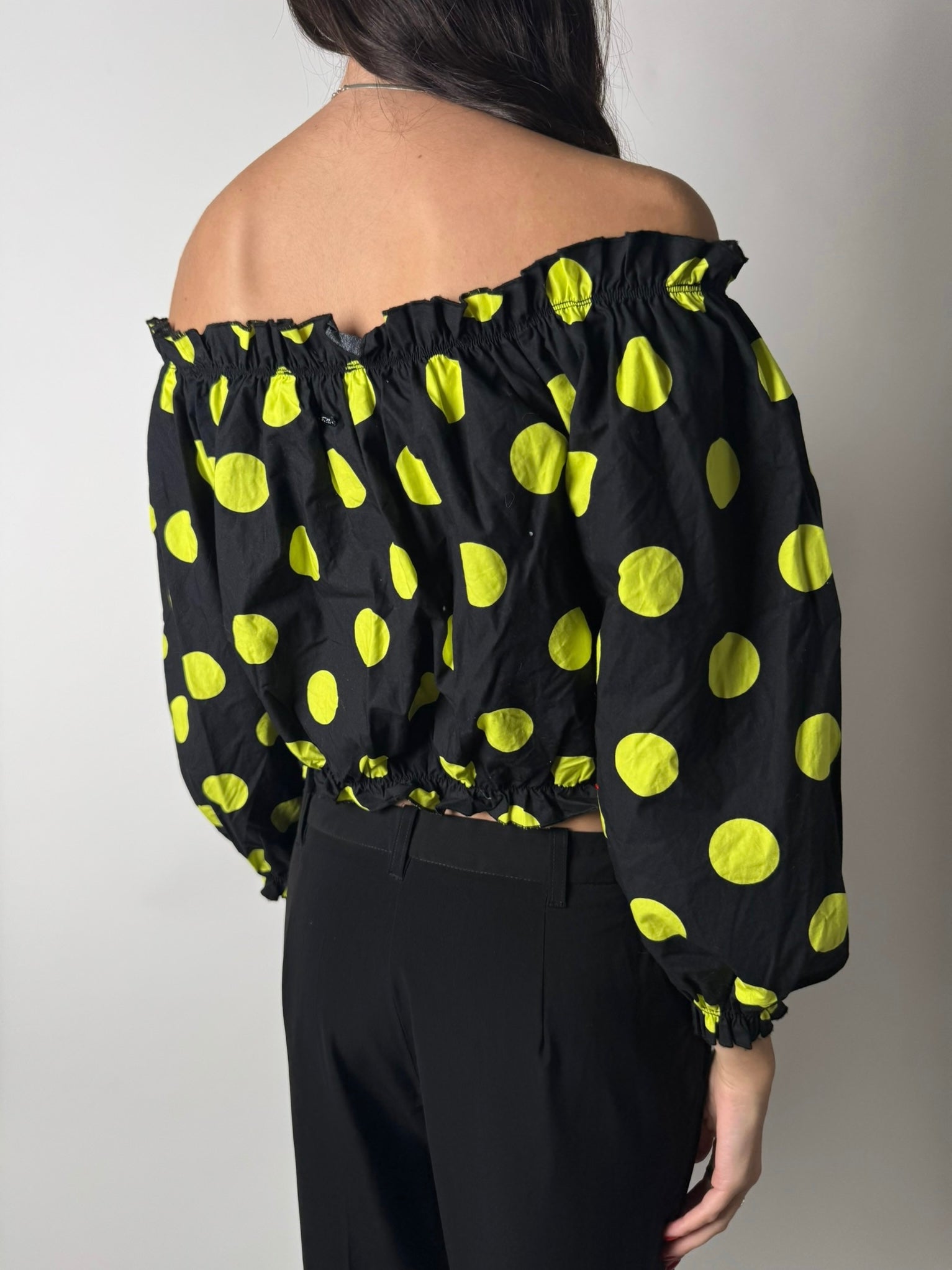 חולצת קרופ מנוקדת בגזרת אוף שולדר GUESS (S)