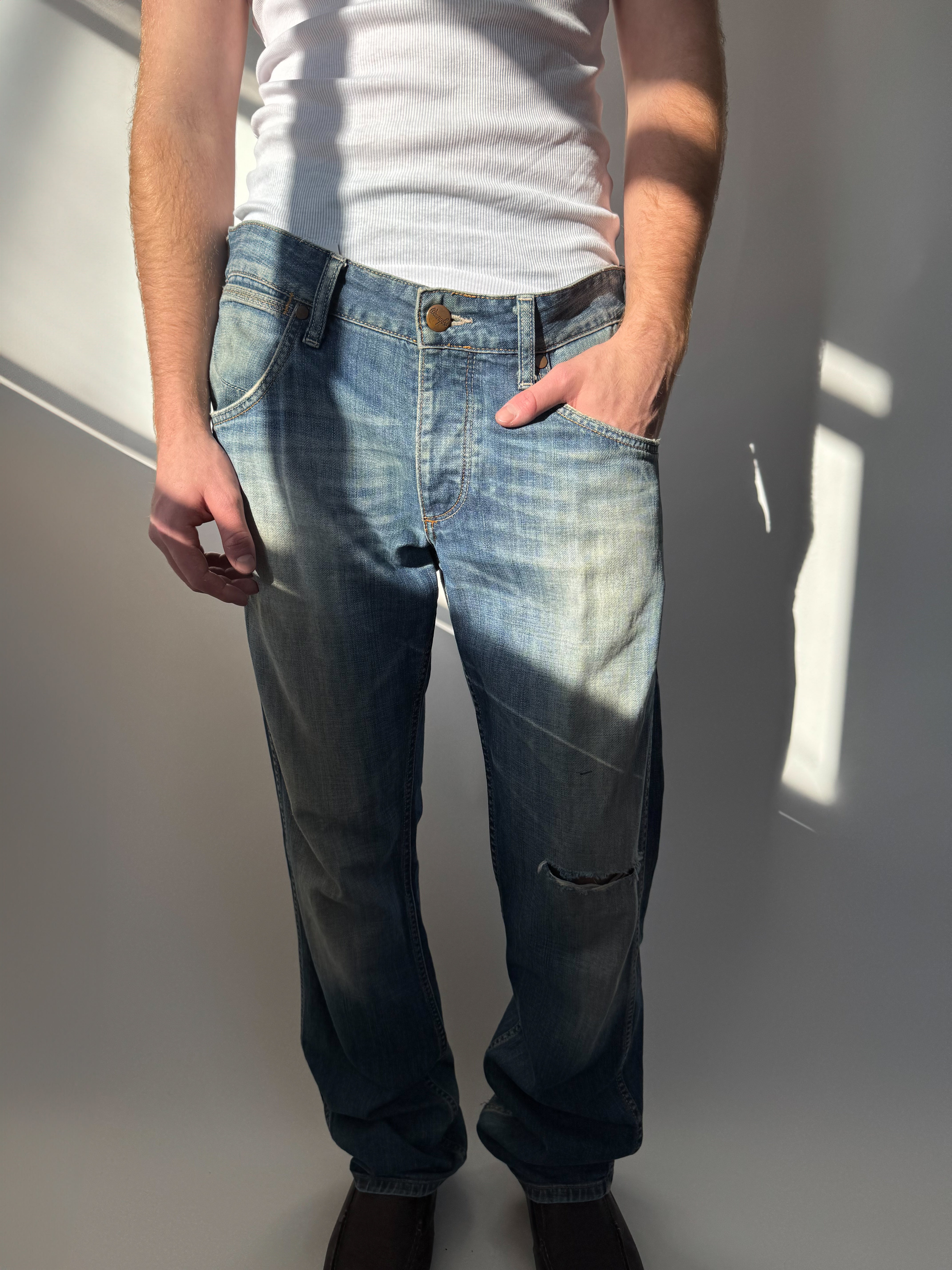 ג׳ינס משופשף עם קרע Wrangler (44)