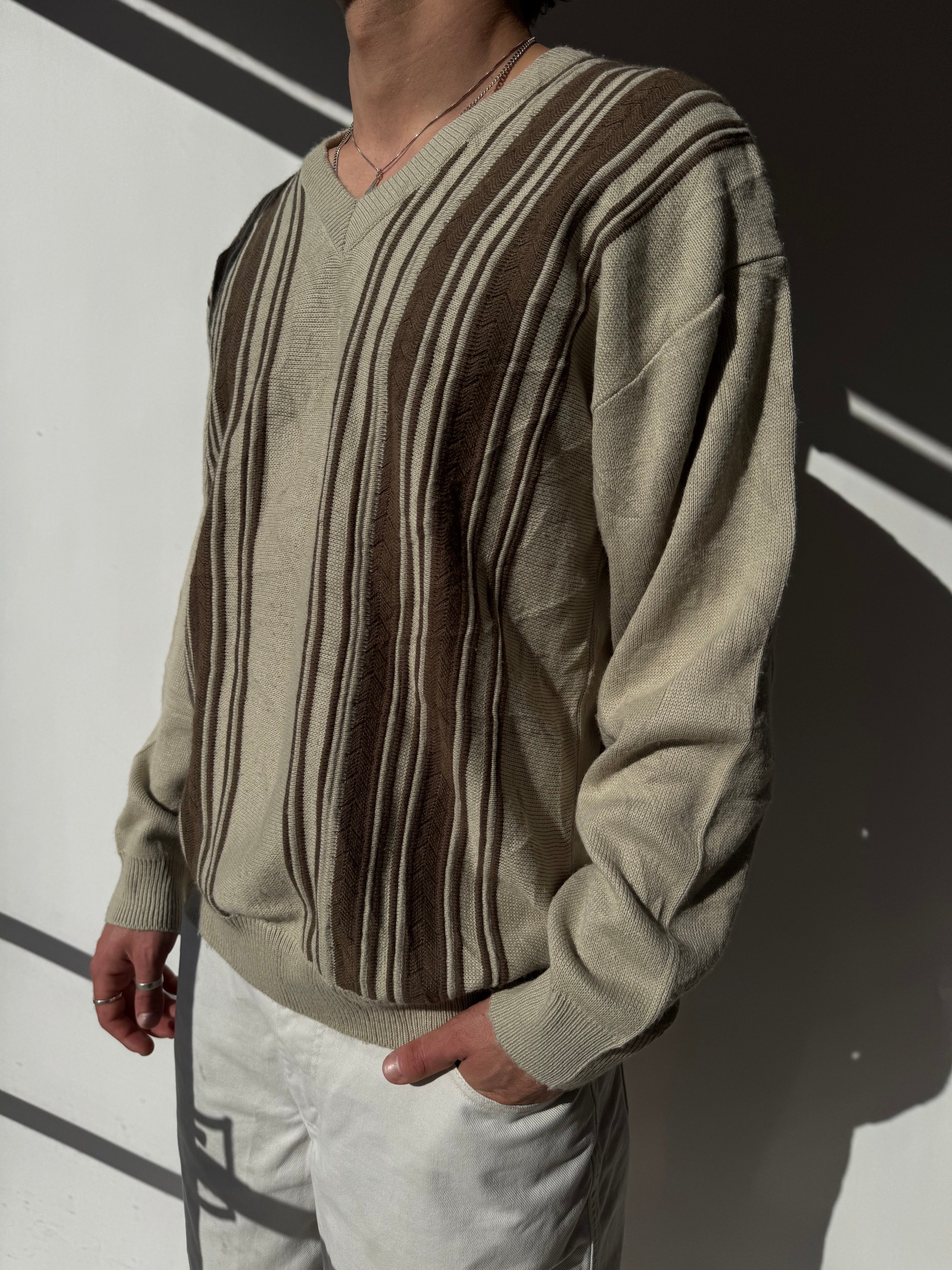 סריג וי בז׳ בשילוב פסים (XL)