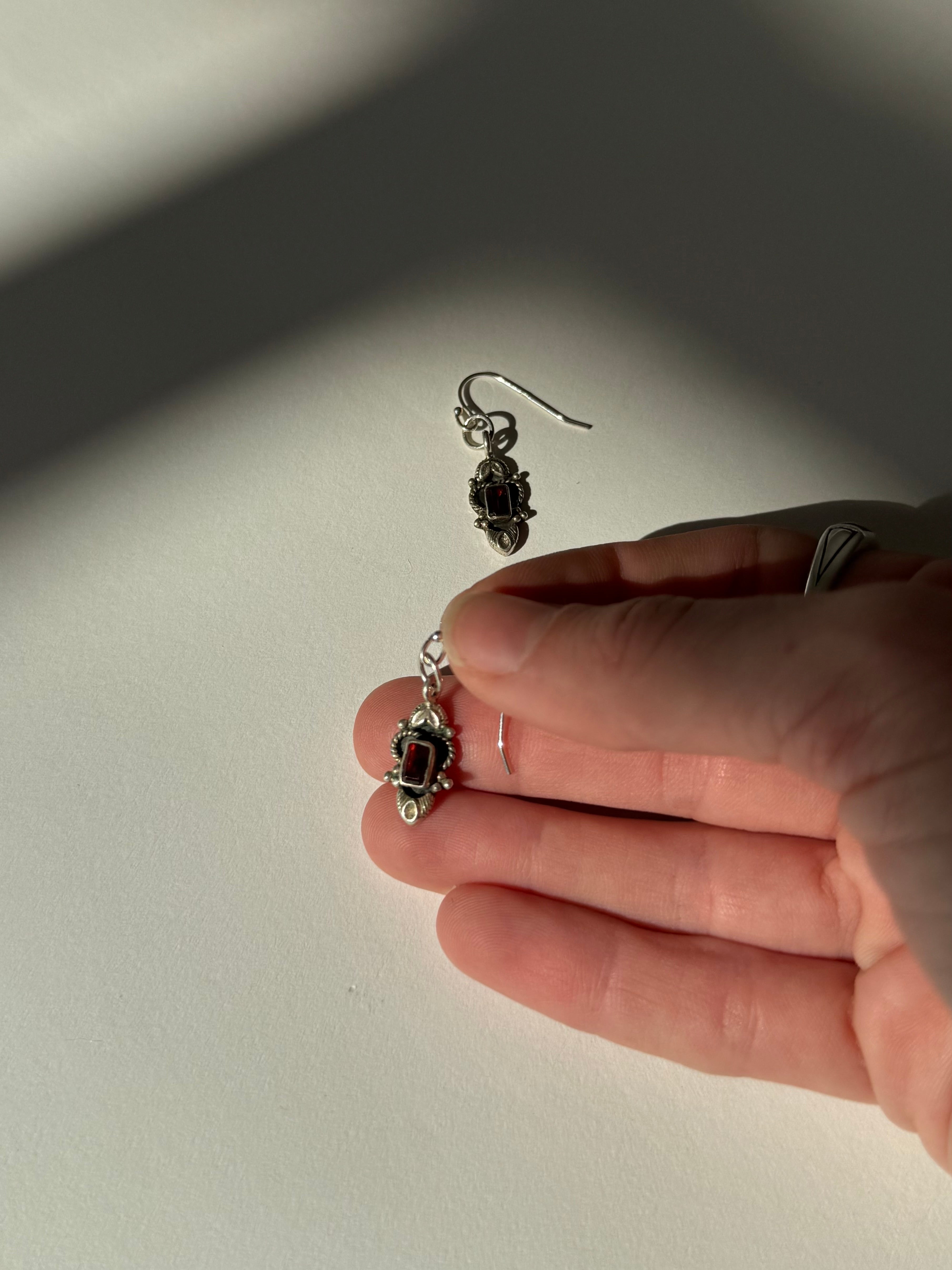 עגילי כסף בשילוב אבנים אדומות