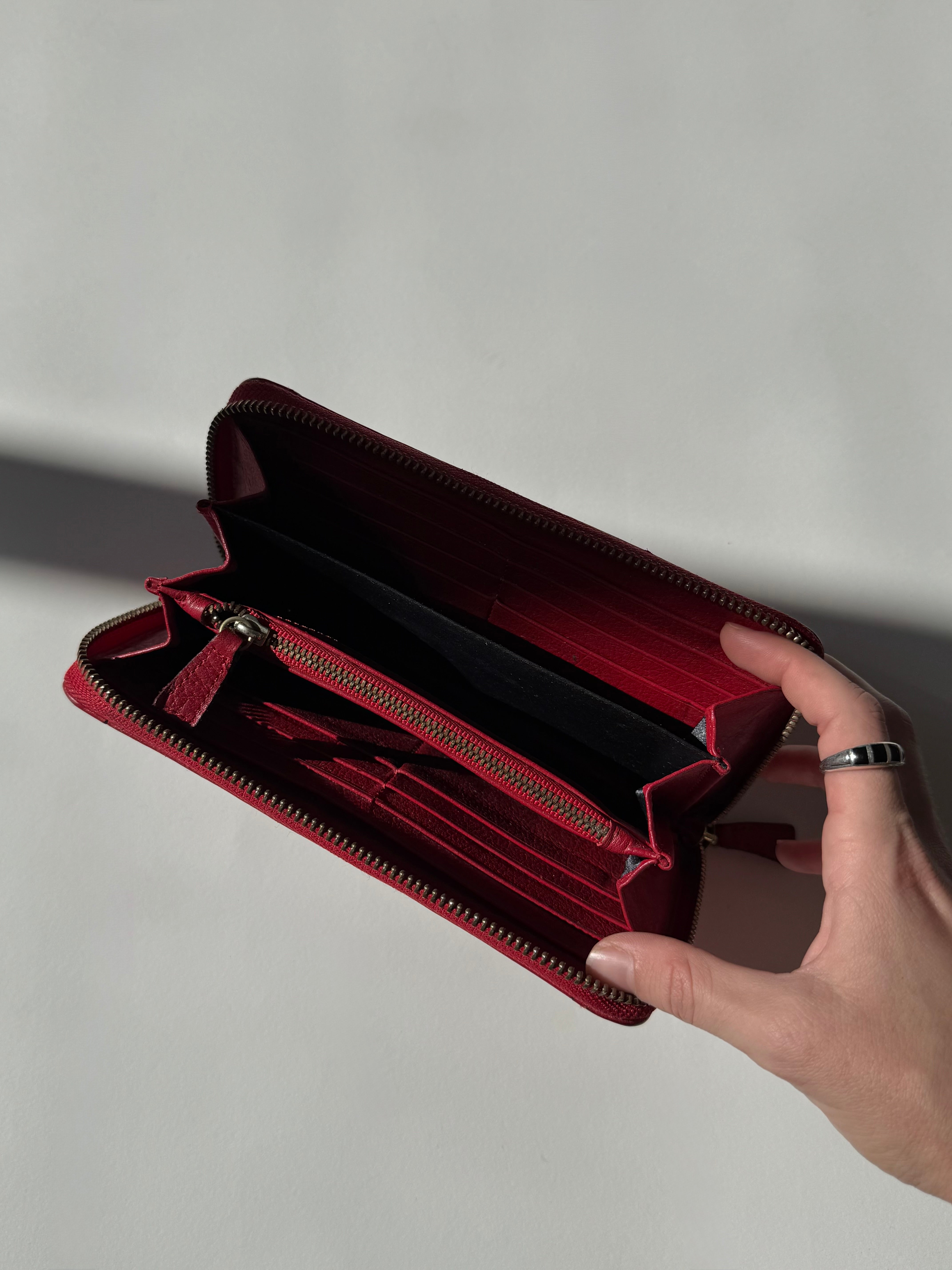 ארנק עור אדום Yves Saint Laurent