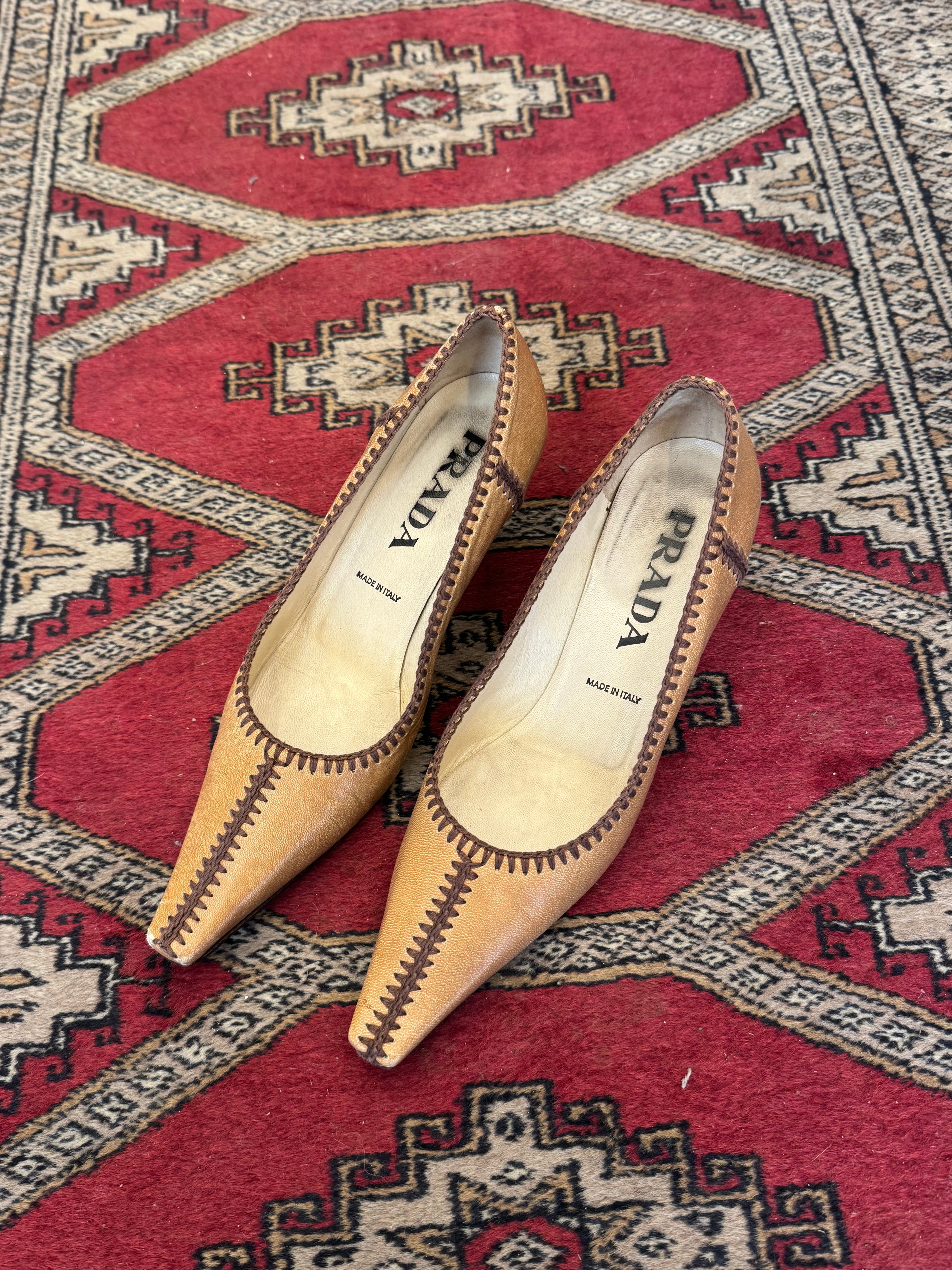 נעלי עקב מעור בשילוב תיפורים Prada (37)