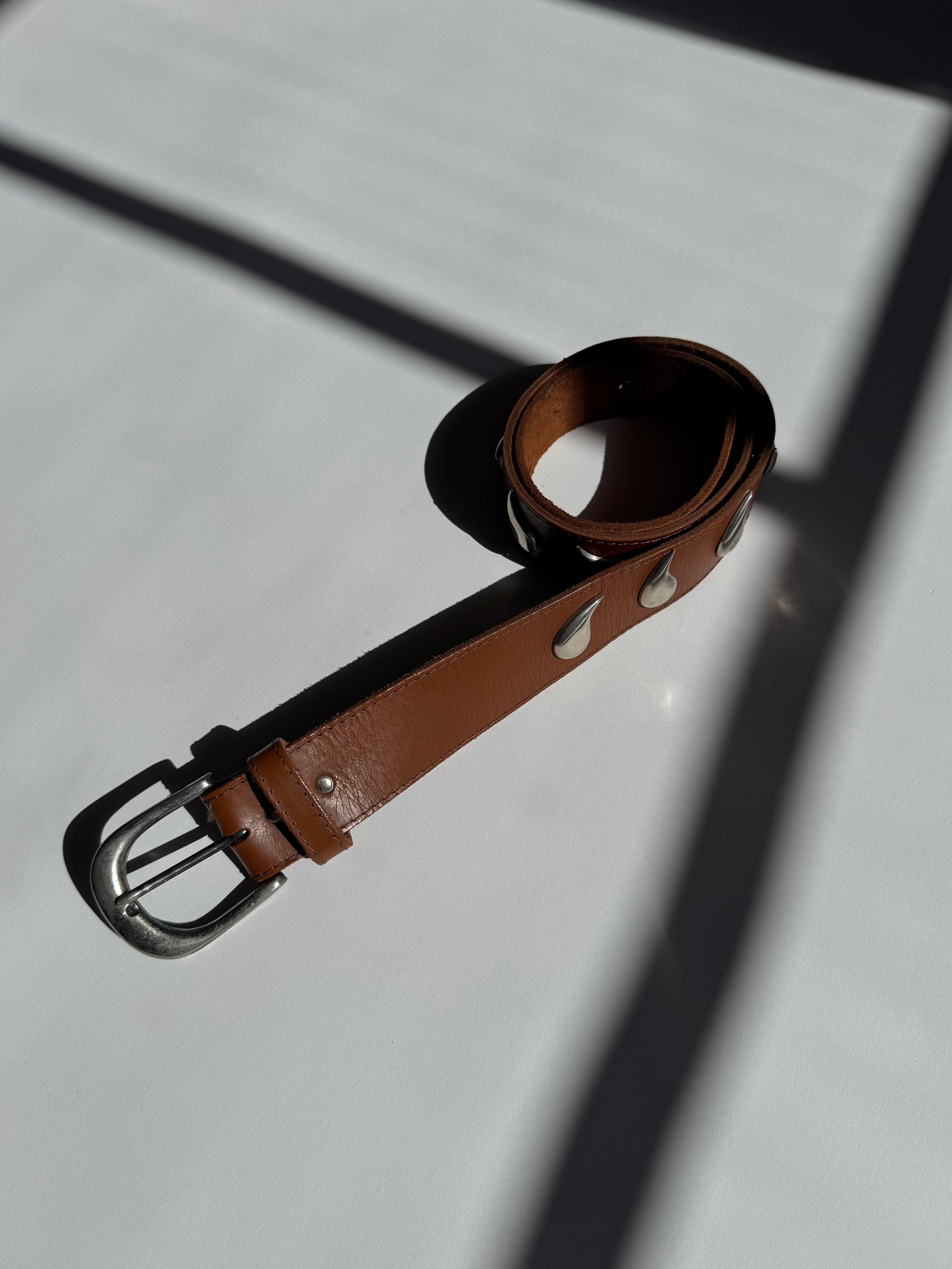 חגורת עור חומה עם טיפות מתכת (34-36)