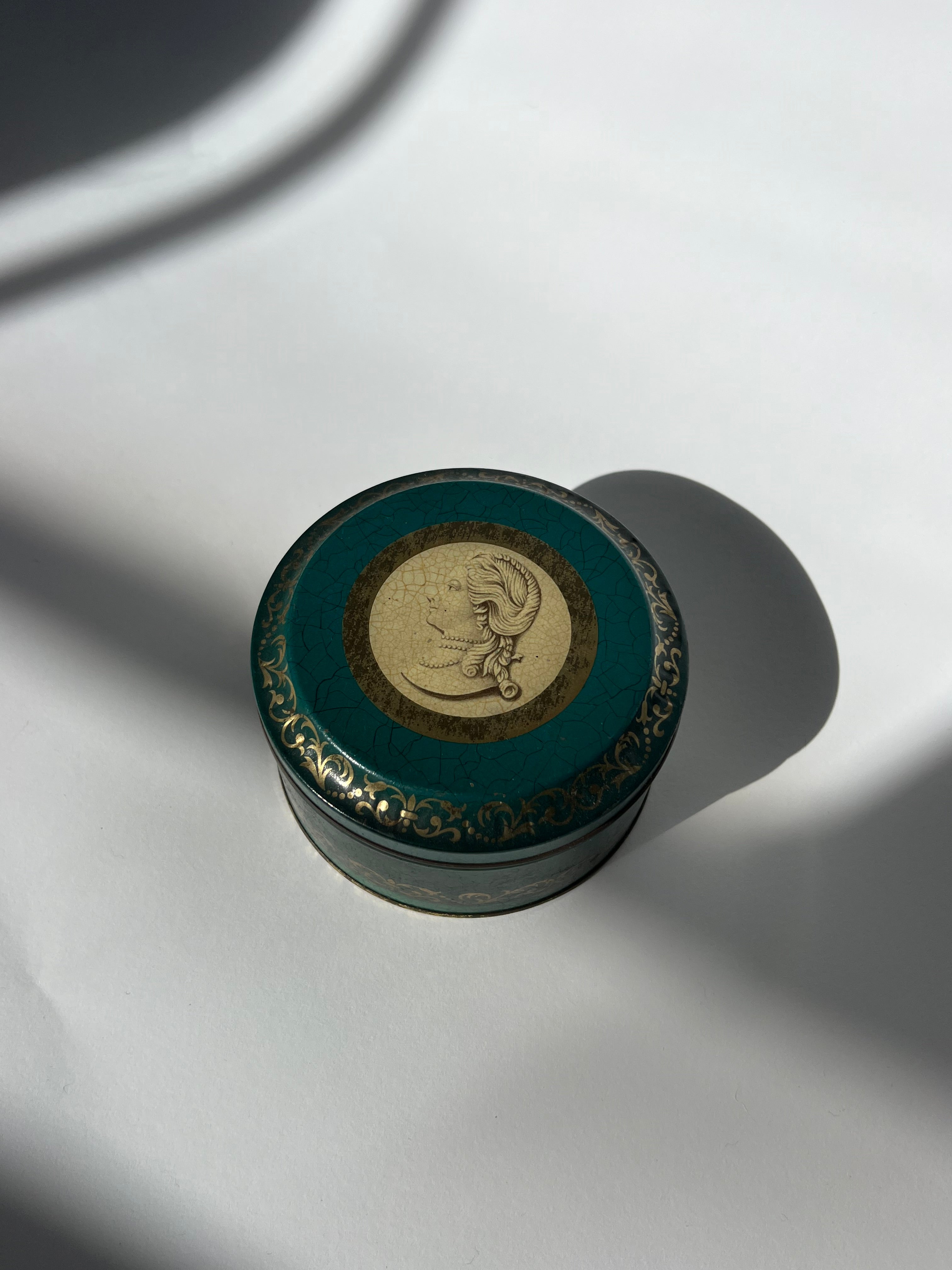 קופסת מתכת ירקרקה