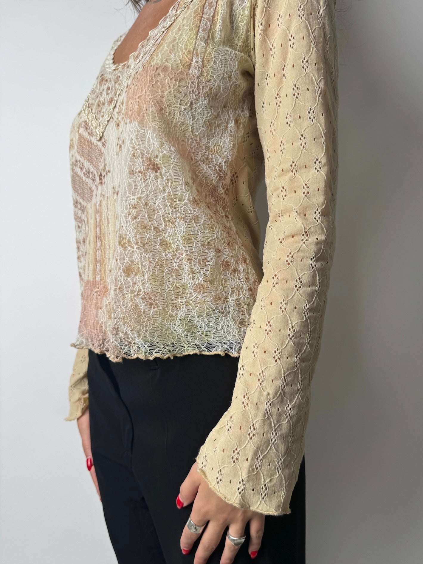 חולצת תחרה בגוון שמנת-ורדרד (M)