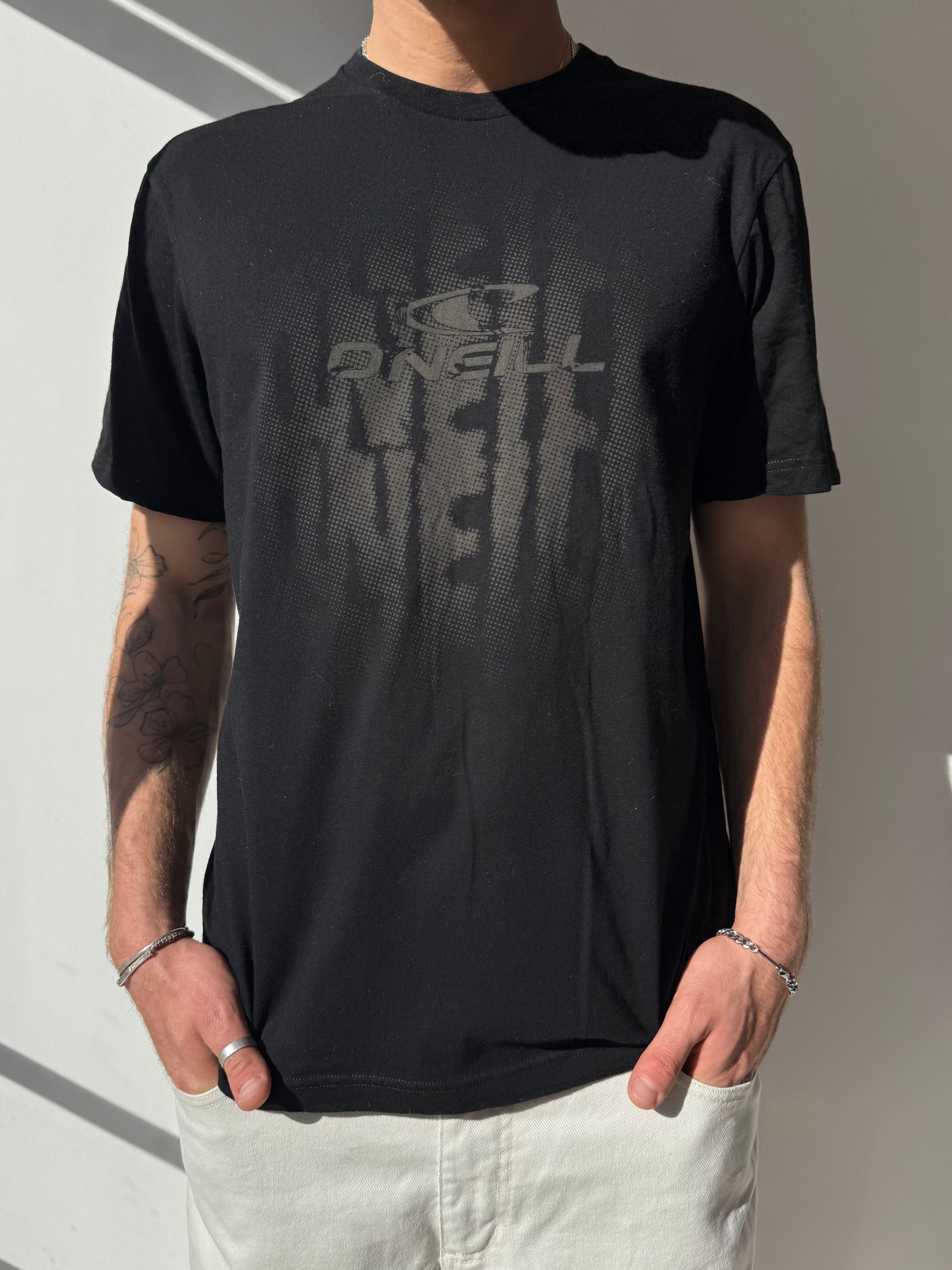 טי שרט שחורה עם הדפס O’neill (L)