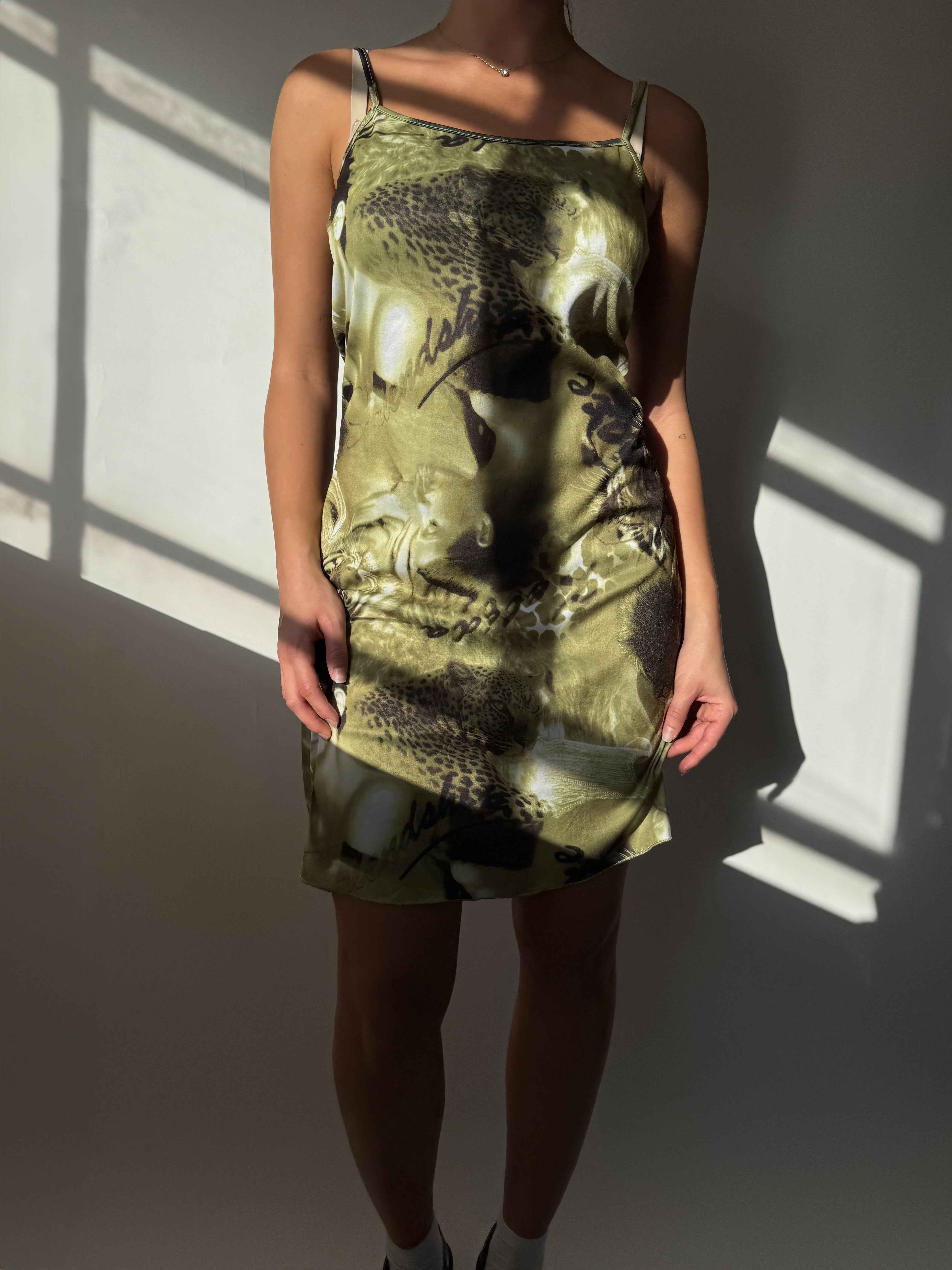 שמלת מיני בהדפס טיגריסים וכיתוב (M)