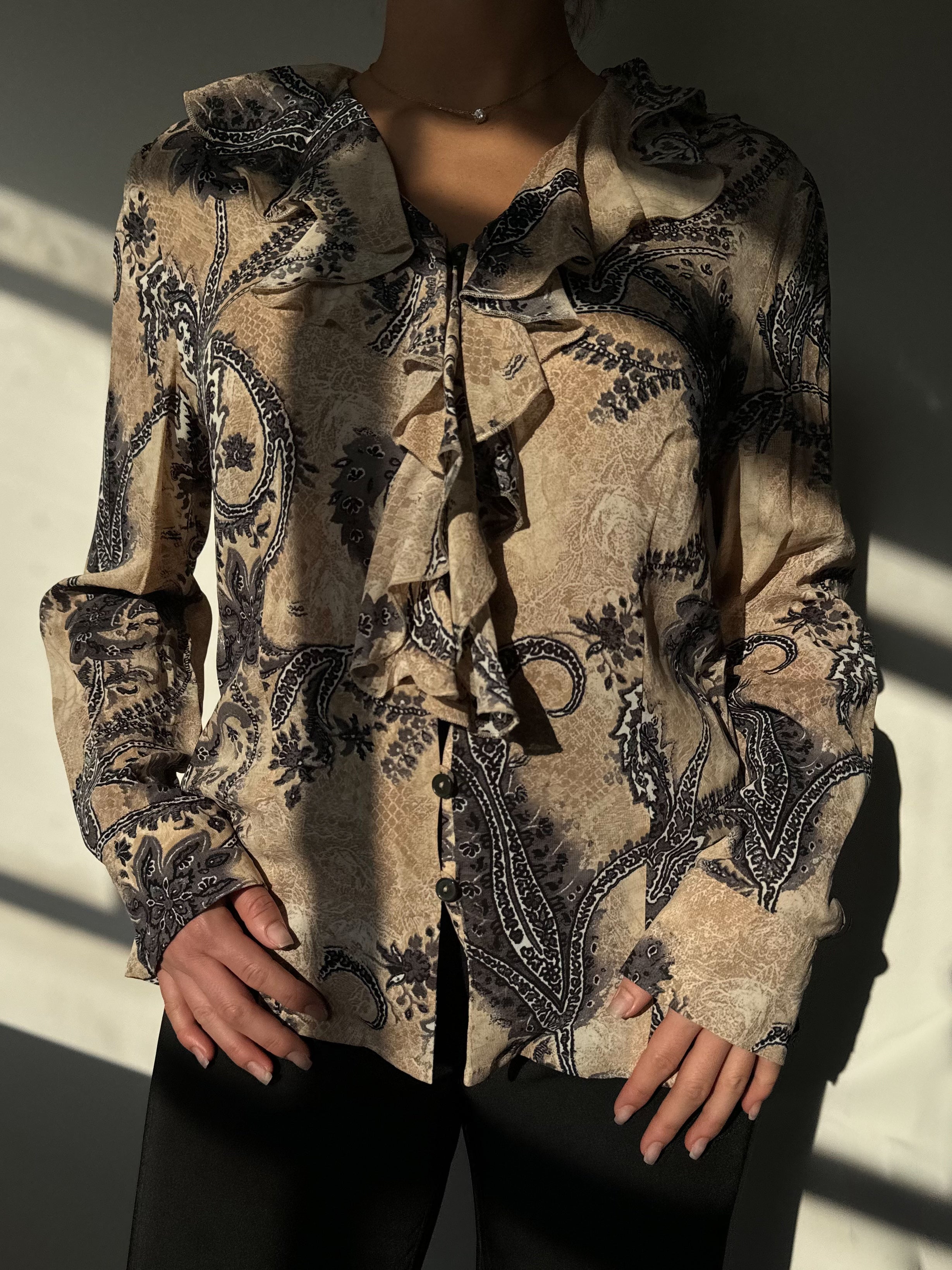 חולצה מכופתרת בהדפס פייזלי ובשילוב מלמלה (M)