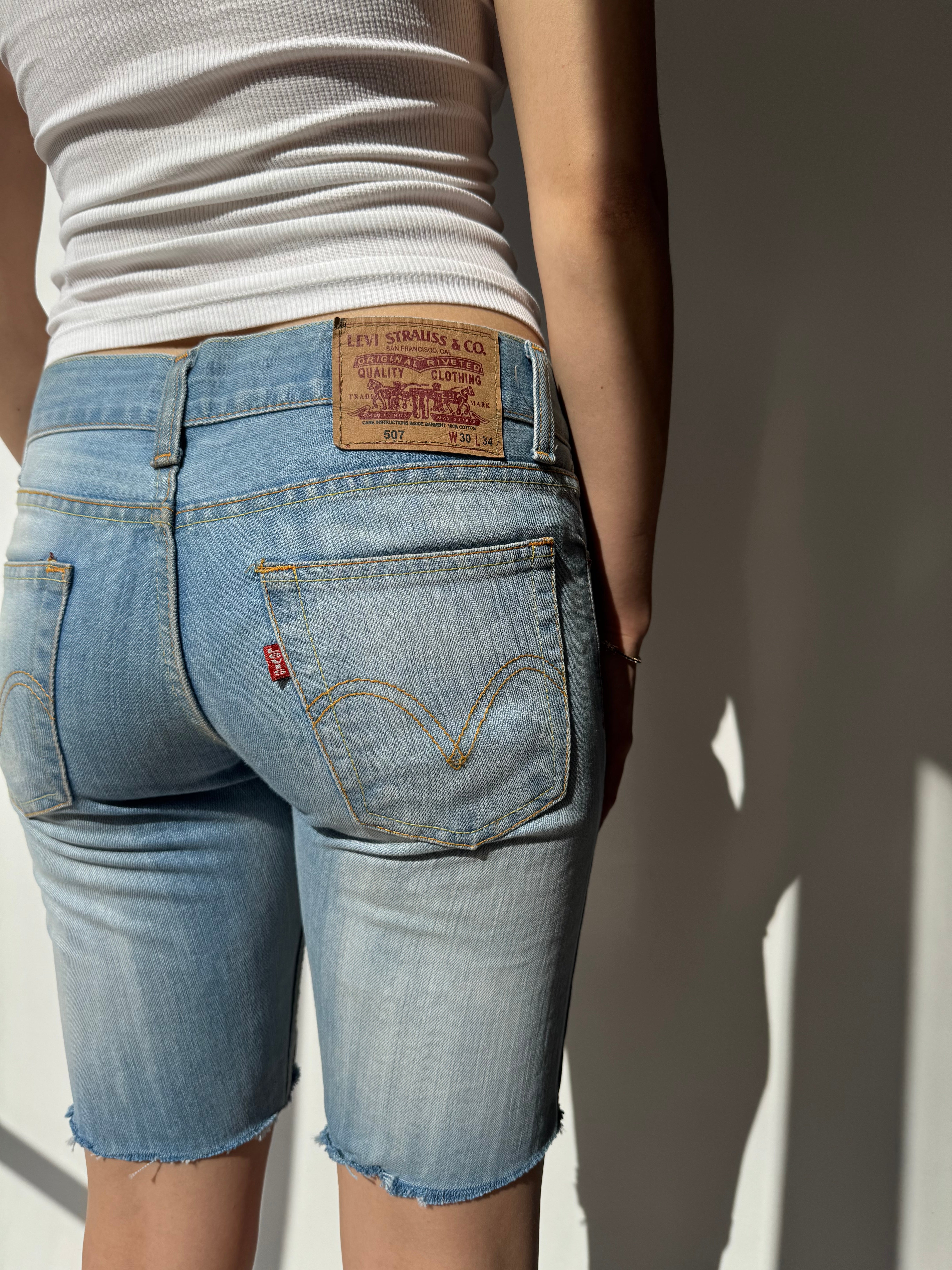 ג׳ינס קצר בסיומת גזורה (34-36)