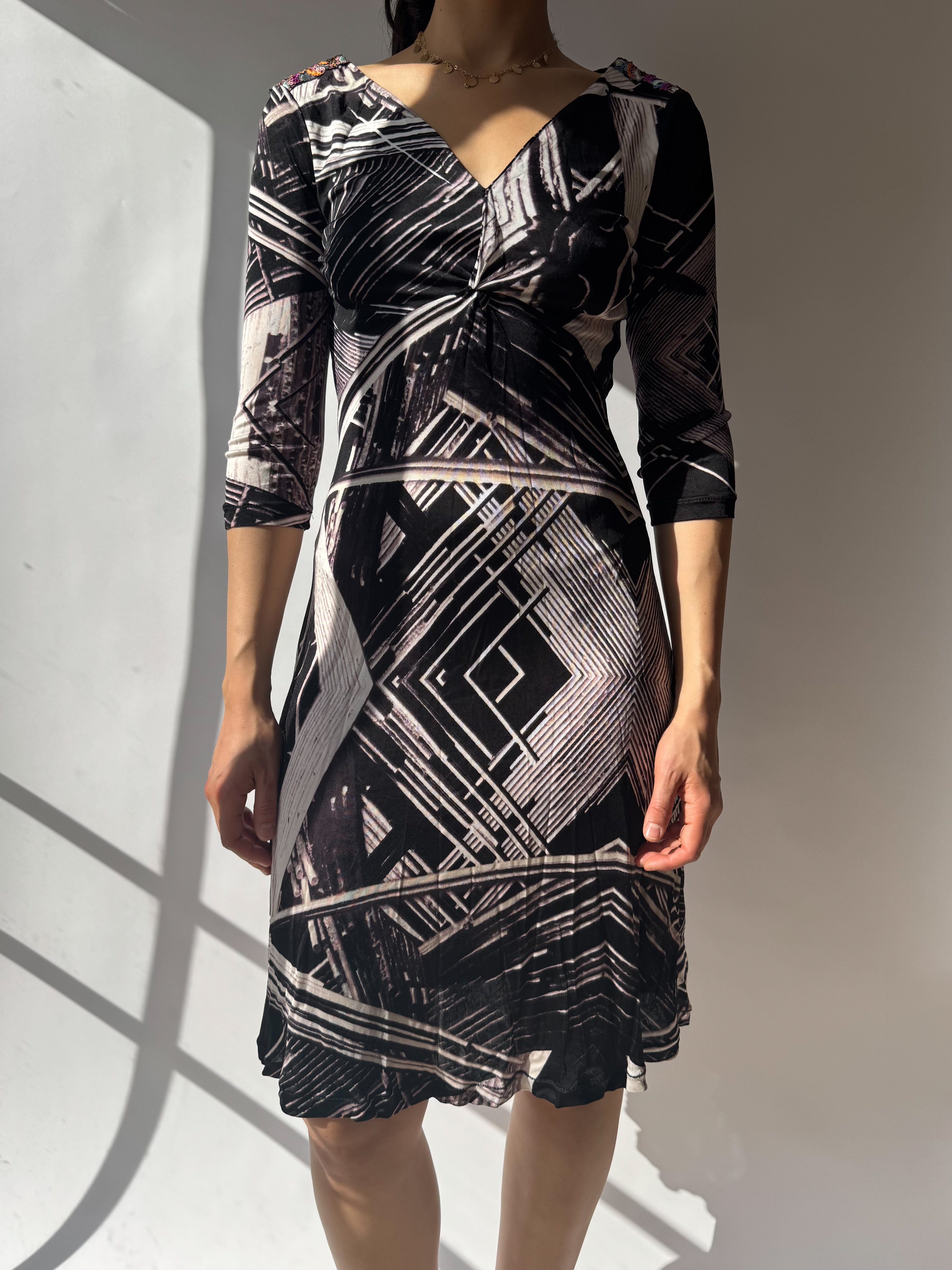 שמלת מידי בהדפס גיאומטרי (M)